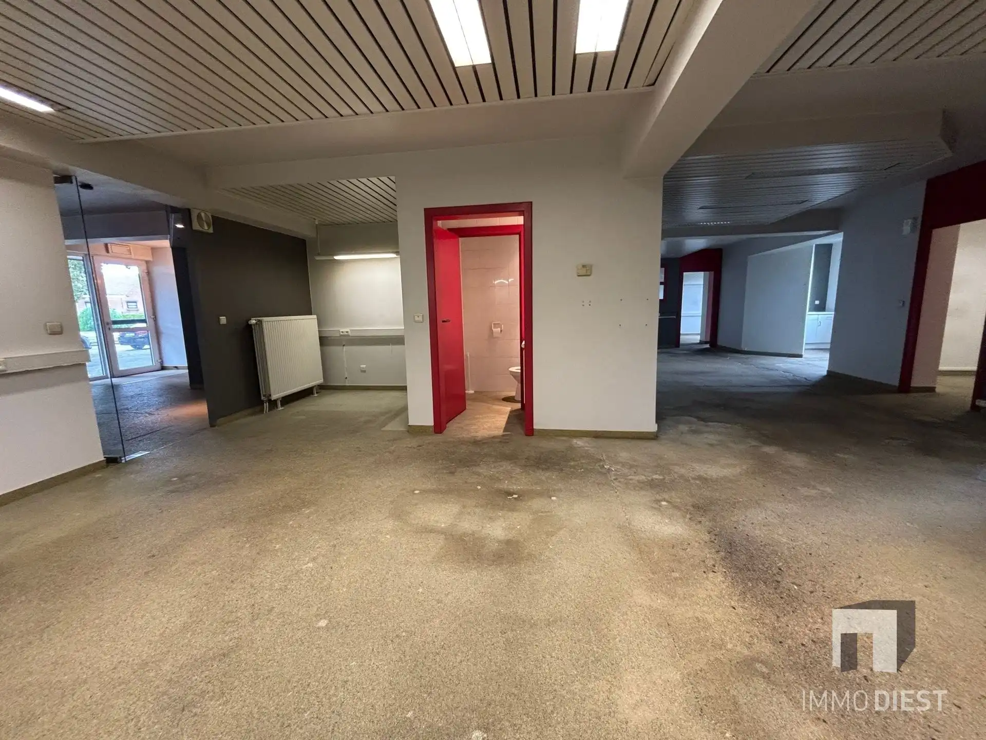 Kantoor met aparte studio, parking en 2 kelders foto 9