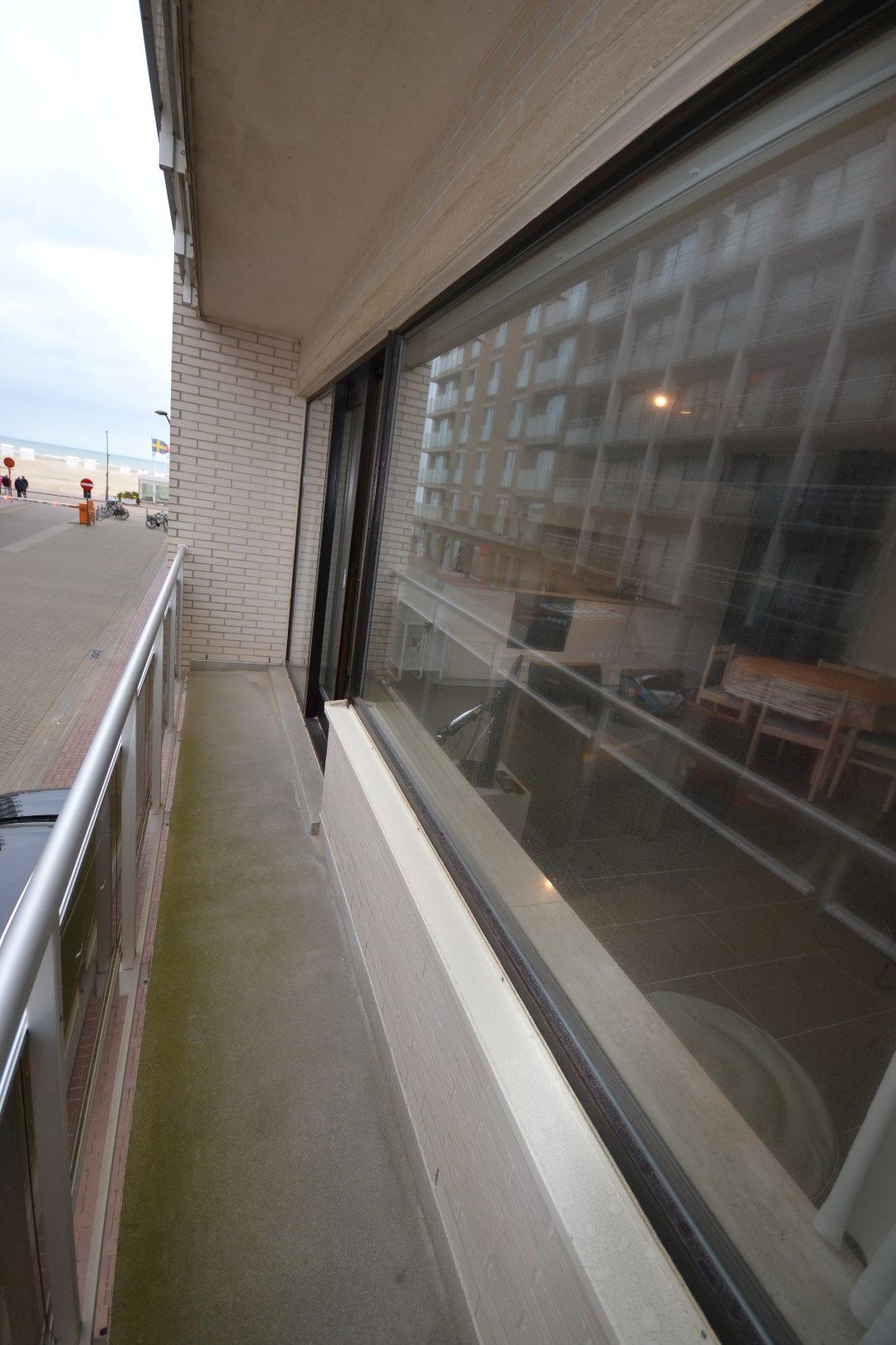 Gemeubelde appartement met  slaaphoek te Oostduinkerke  met terras en  zijdelinks zeezicht.  foto 9