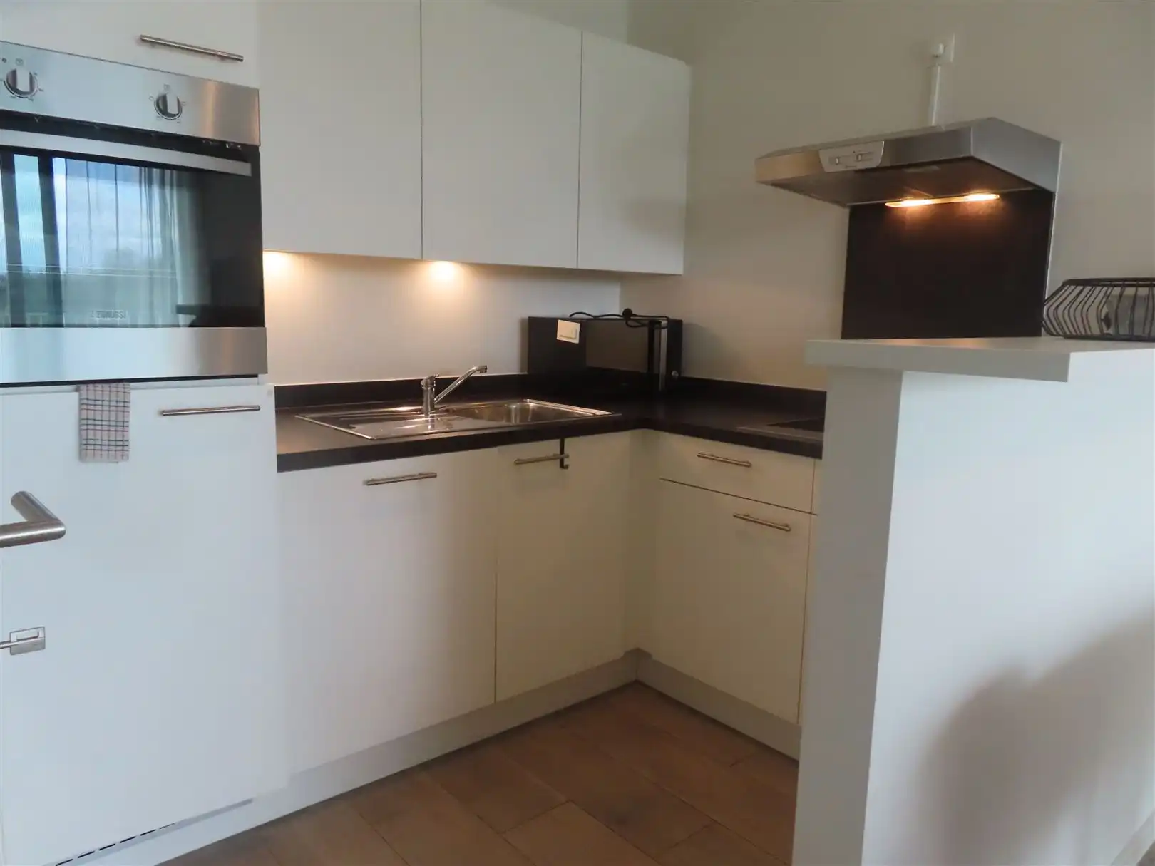 Knap gemeubeld beginners appartement met terras én parking! foto 6