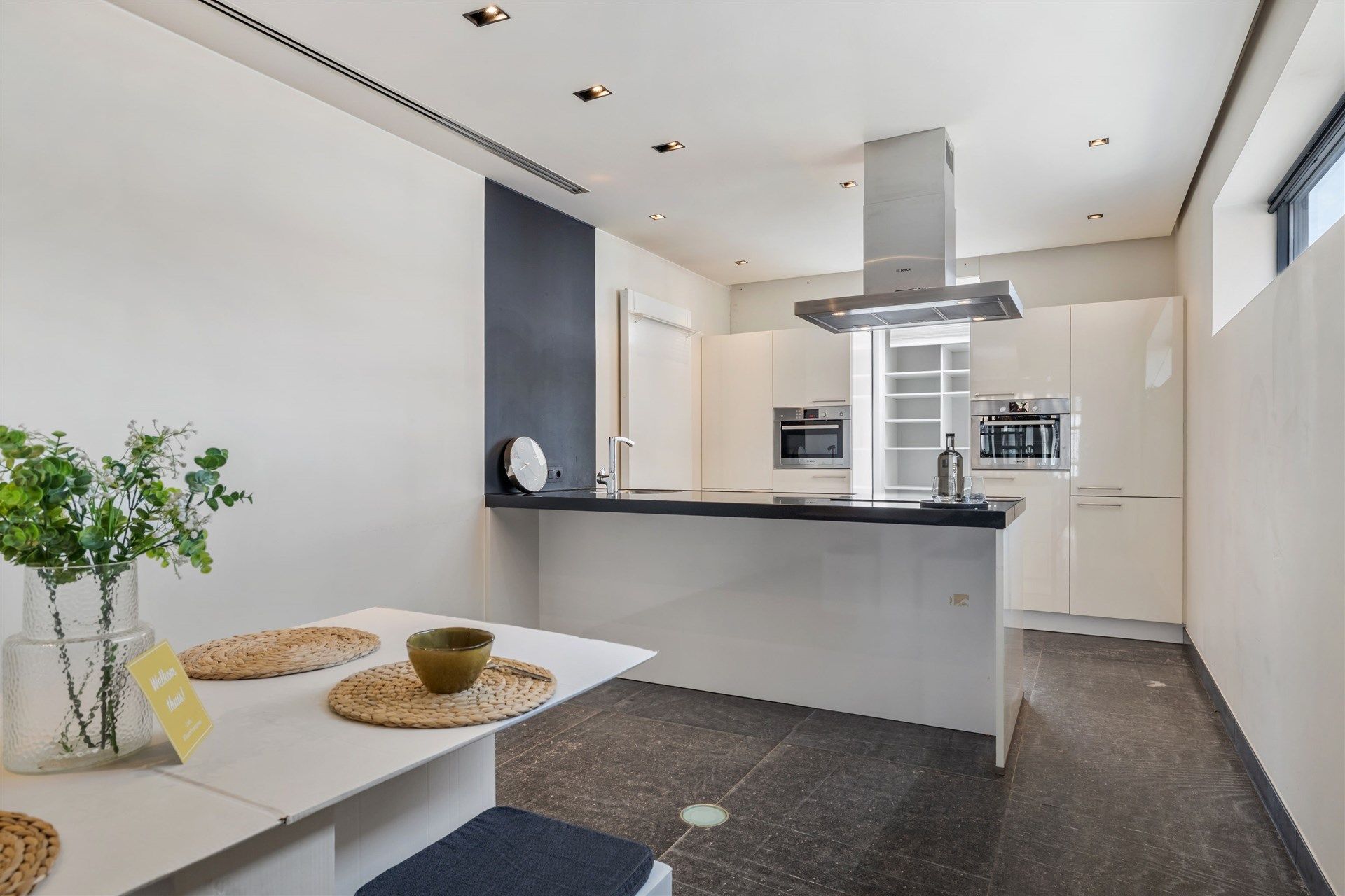 Unieke woning in lofstijl met 3 slaapkamers en dubbele garage foto 8