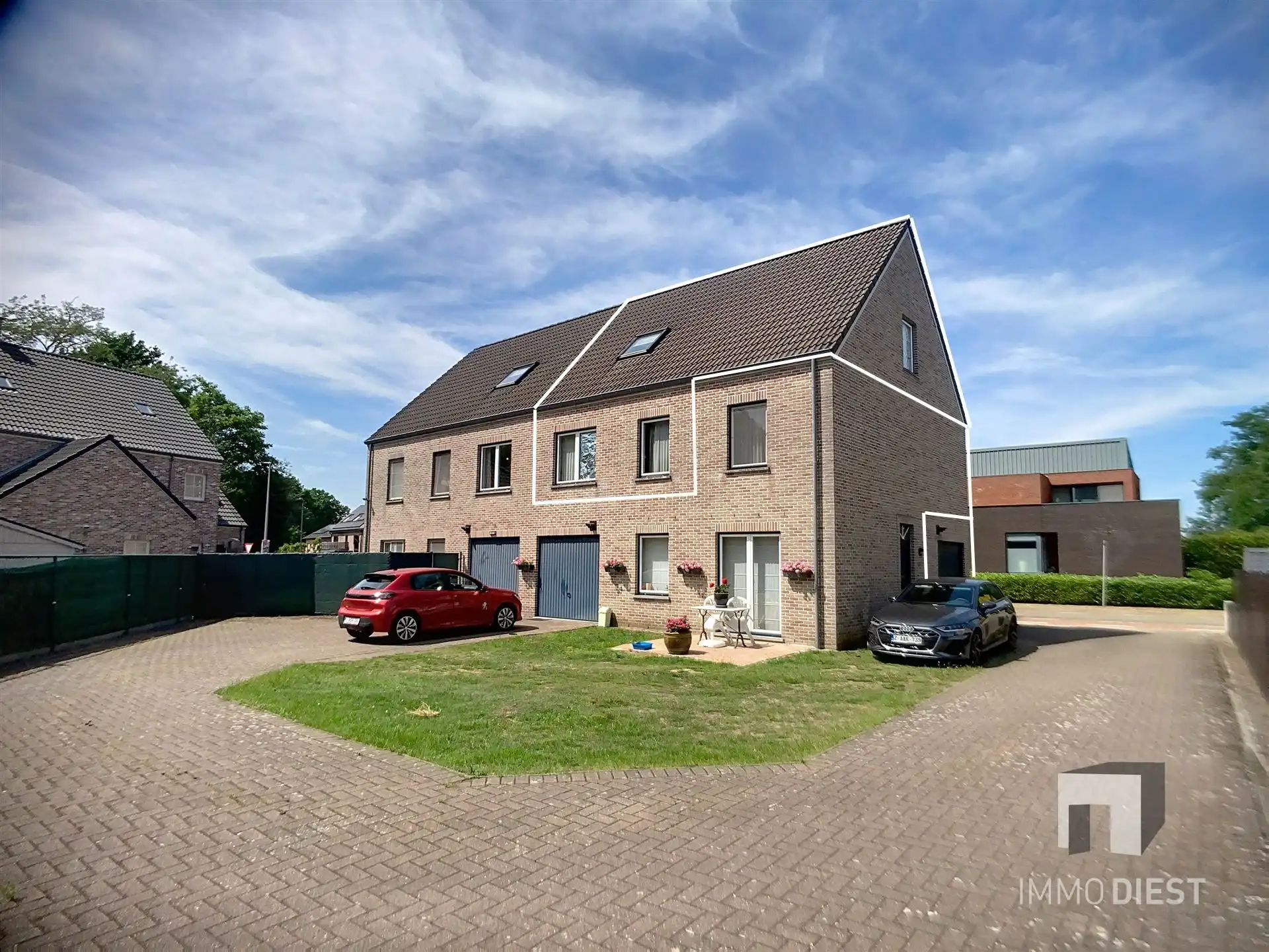 Triplex met 2 slaapkamers en inpandige garage foto {{pictureIndex}}