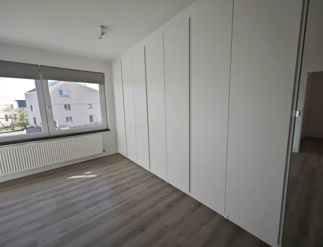 Volledig gerenoveerde stadswoning met 3 slpks en voll. aangelegde tuin foto 16