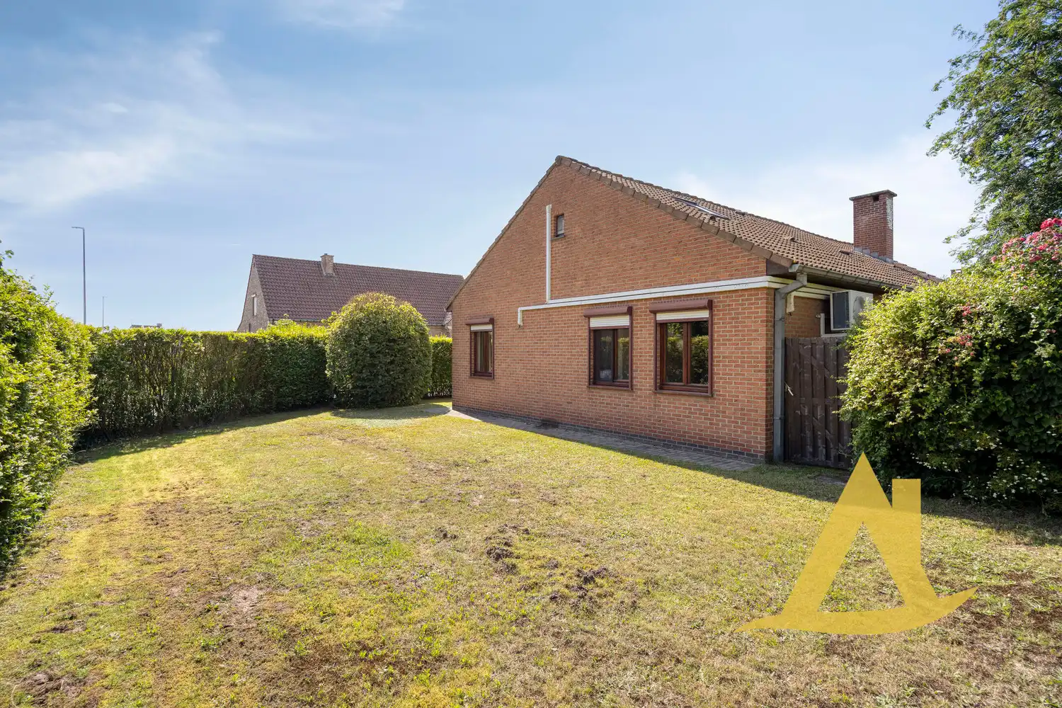 RUSTIG GELEGEN, INSTAPKLARE WONING MET TUIN RONDOM EN RUIME OPRIT foto 11