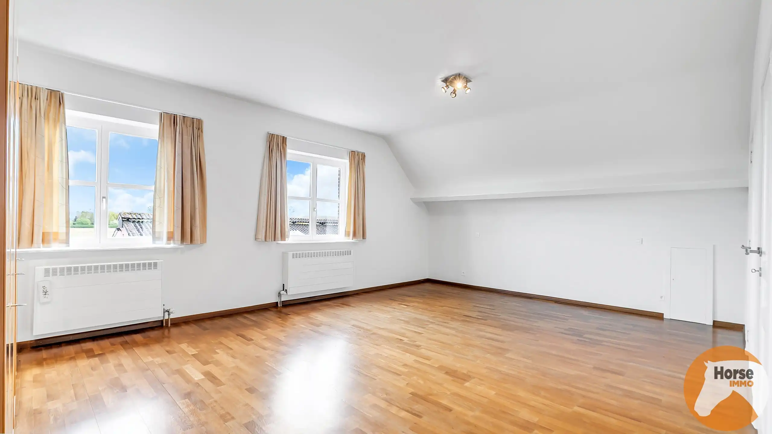 MEISE  – Landelijke woning met 3 loodsen op prachtig perceel foto 17