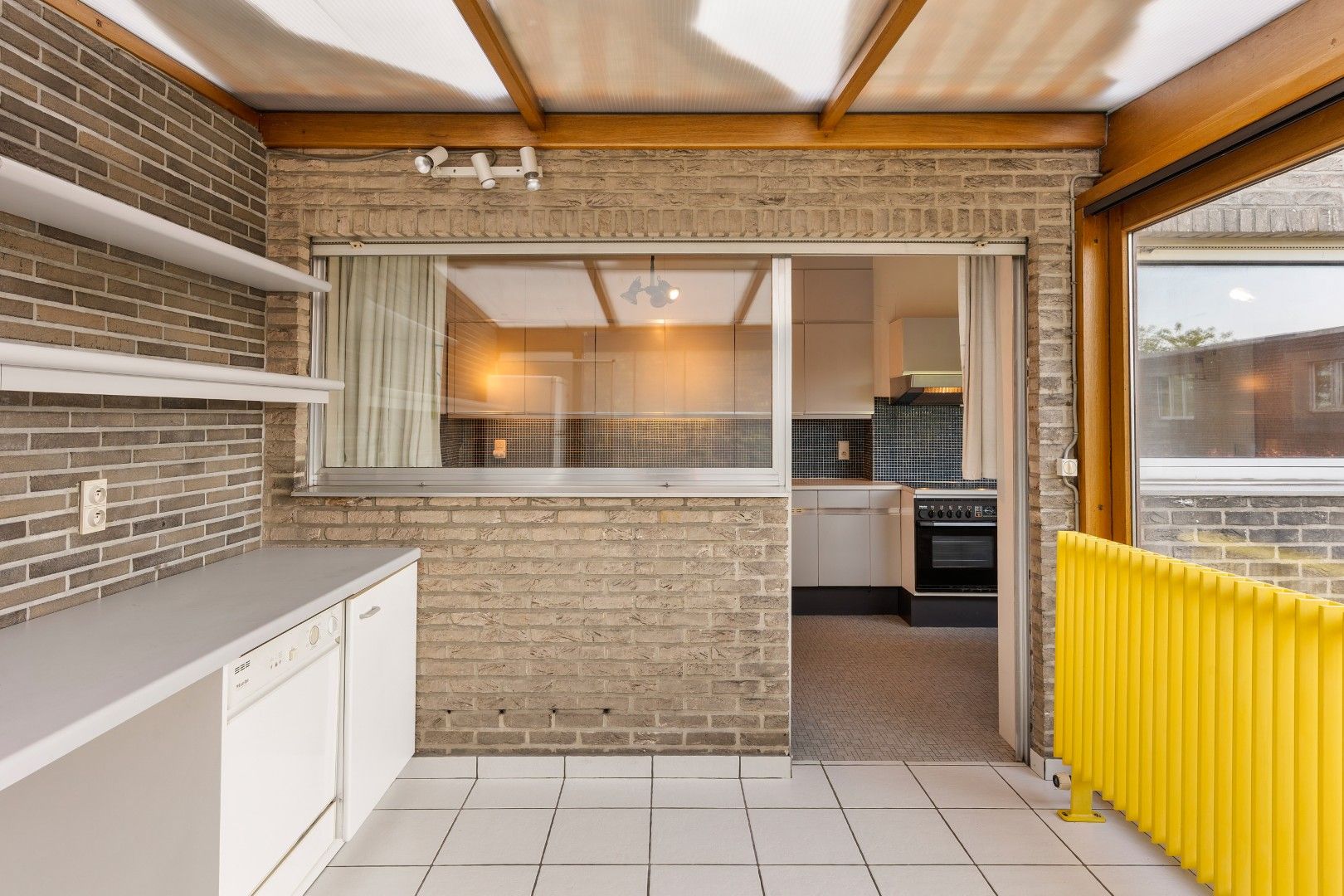 Karaktervolle voormalige dokterswoning met praktijkruimte, lift, dubbele garage, 5 SLPK. en grote tuin foto 24