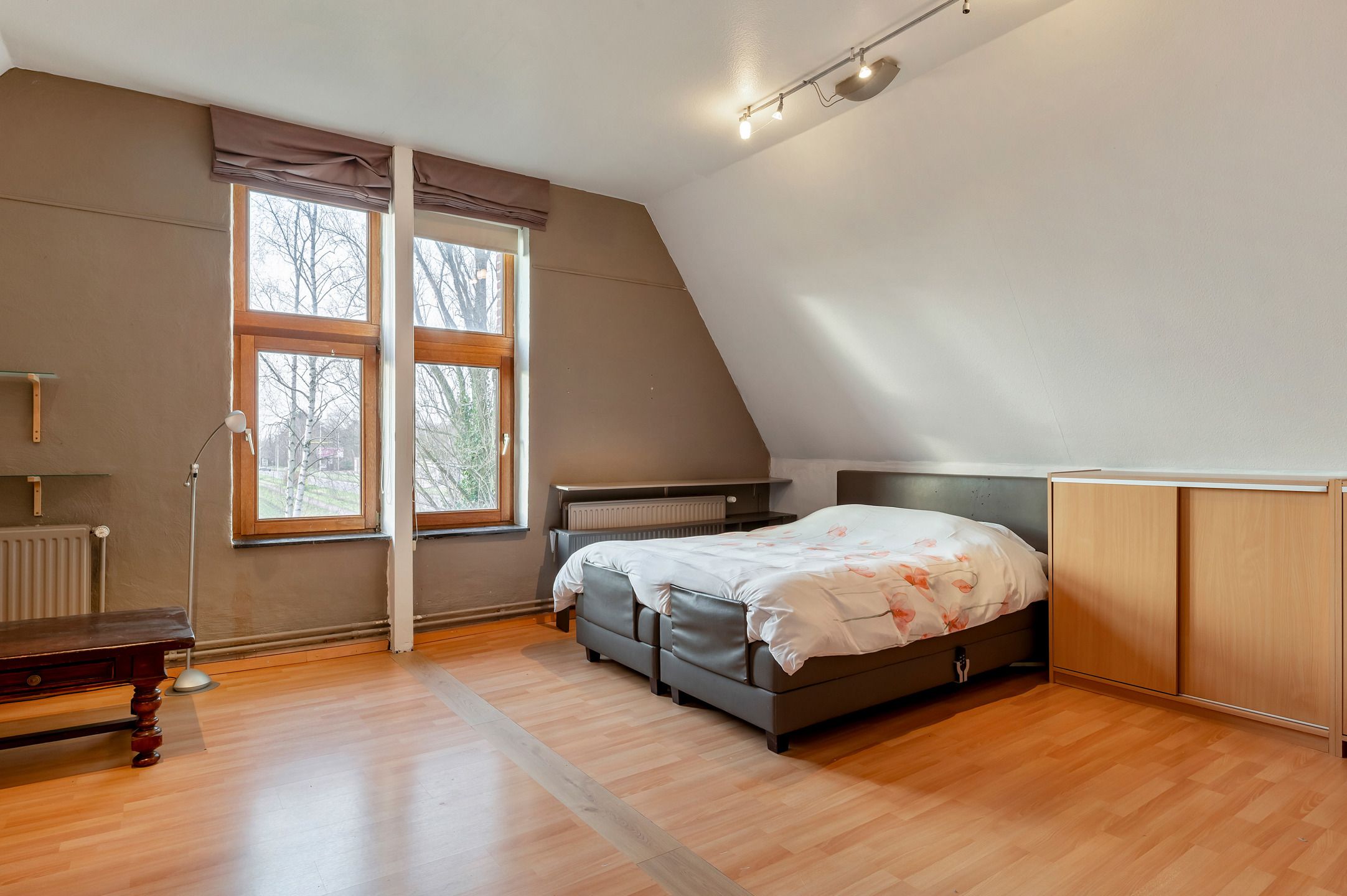 Karaktervolle hoeve met apart praktijkgedeelte, zwembad en prachtig uitzicht op weilanden op 2.642 m². foto 16