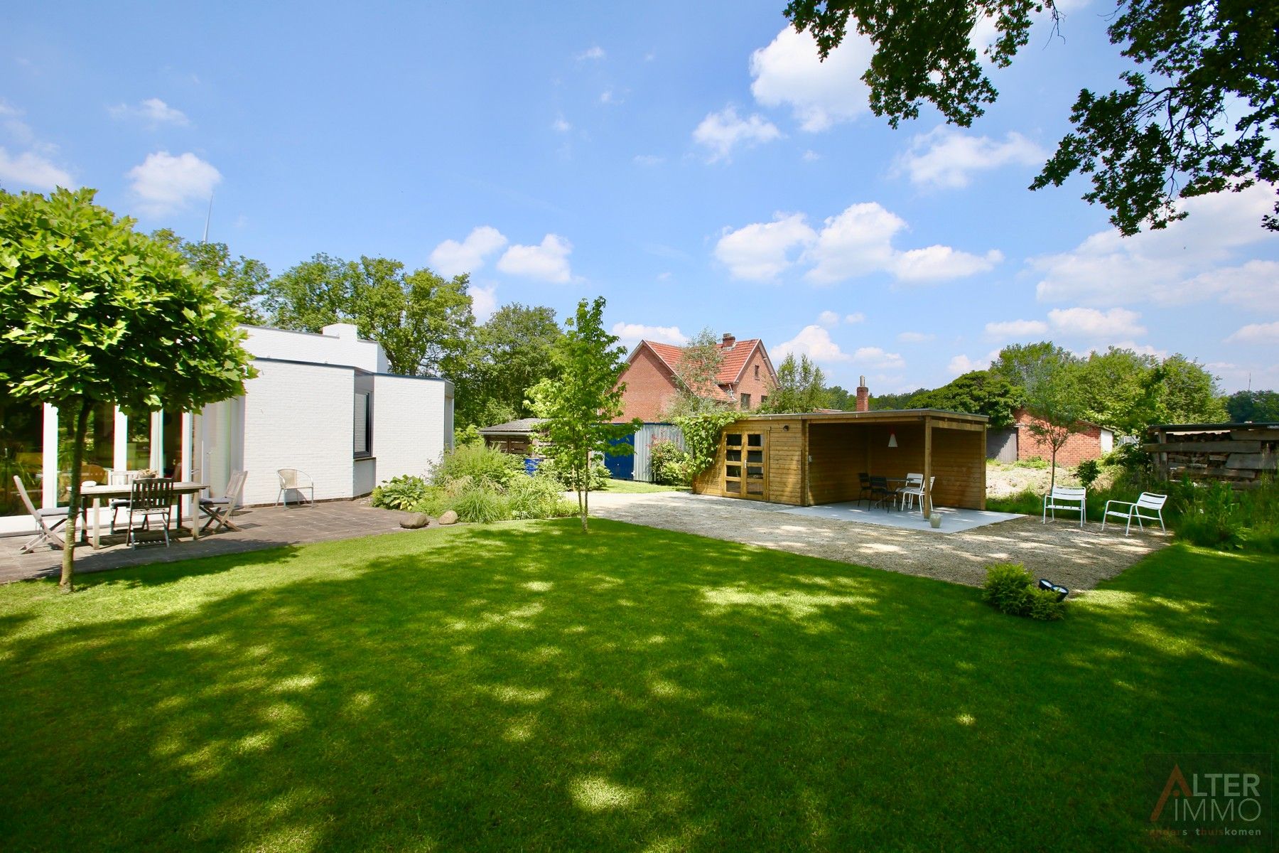 Stijlvolle, tijdloze en volledig gelijkvloerse woning met 3 slaapkamers, inpandige garage, tuinlounge en een schitterende tuin met een adembenemend uitzicht op een oase van groen! foto 27