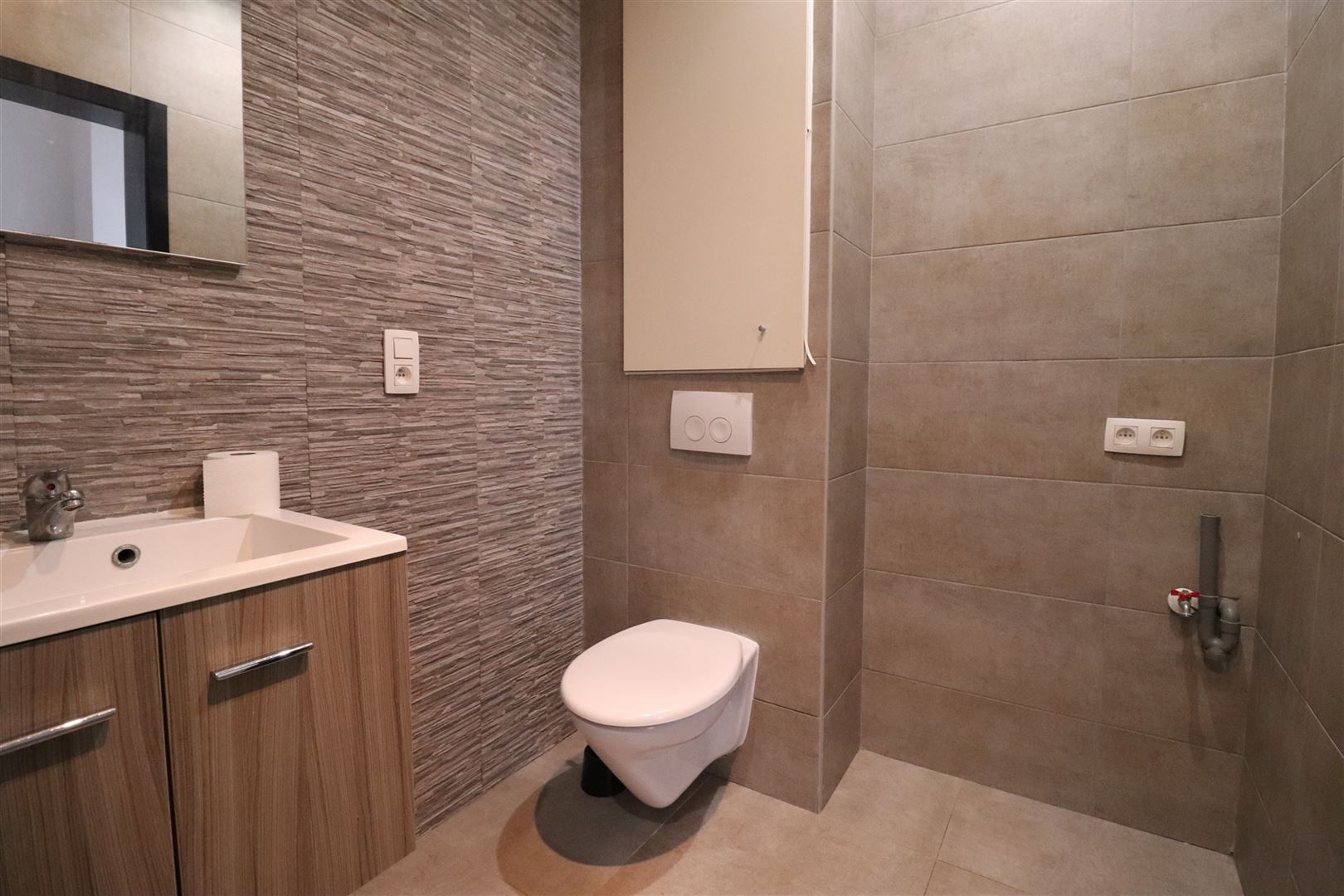 Gerenoveerd gelijkvloers appartement met terras foto 9