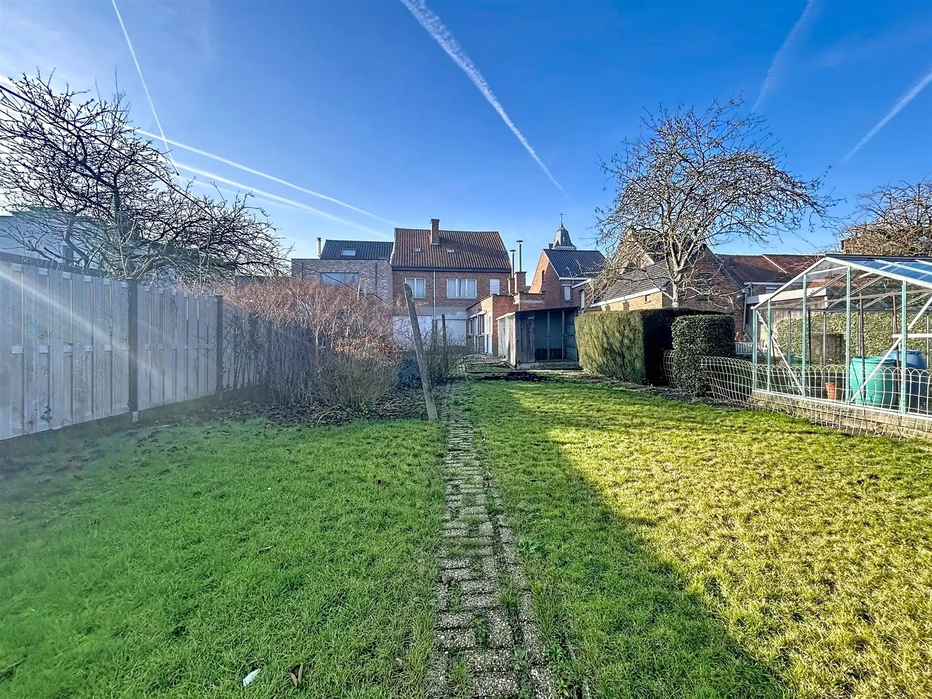 te renoveren gezinswoning  met 4 slaapkamers en mogelijkheid tot uitbreiding op perceel van 527m² foto 2