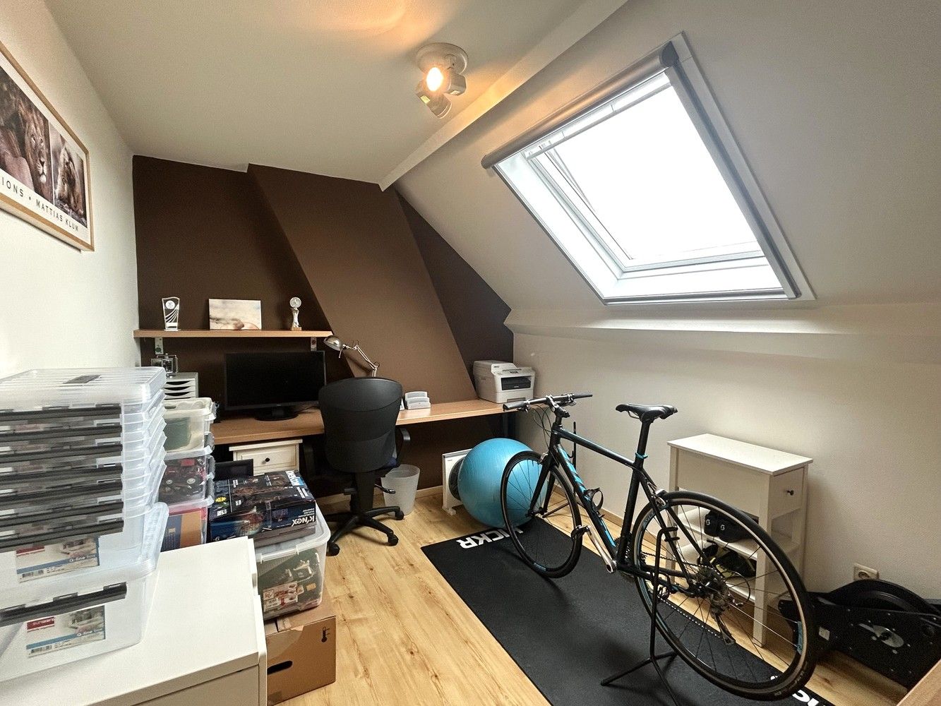 A must see - verrassend ruime woning met achteringang met privéparkeerplaatsen foto 14