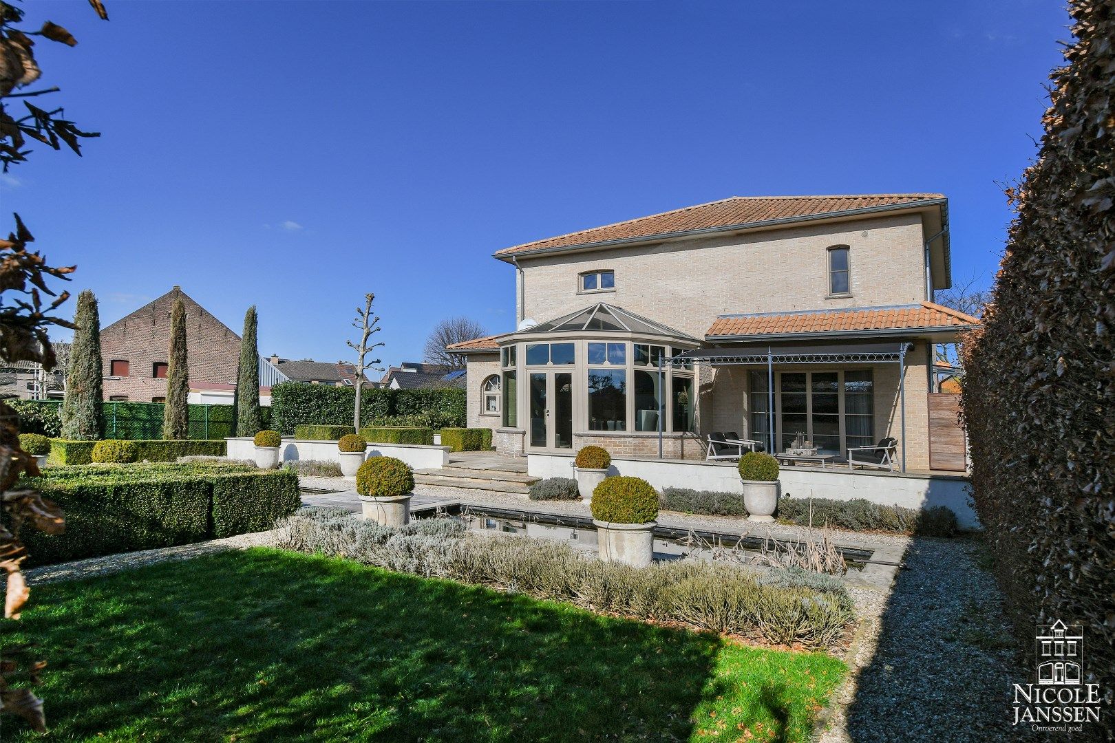 Kwalitatief afgewerkte en instapklare villa met mooi aangelegde tuin nabij het centrum  foto 40
