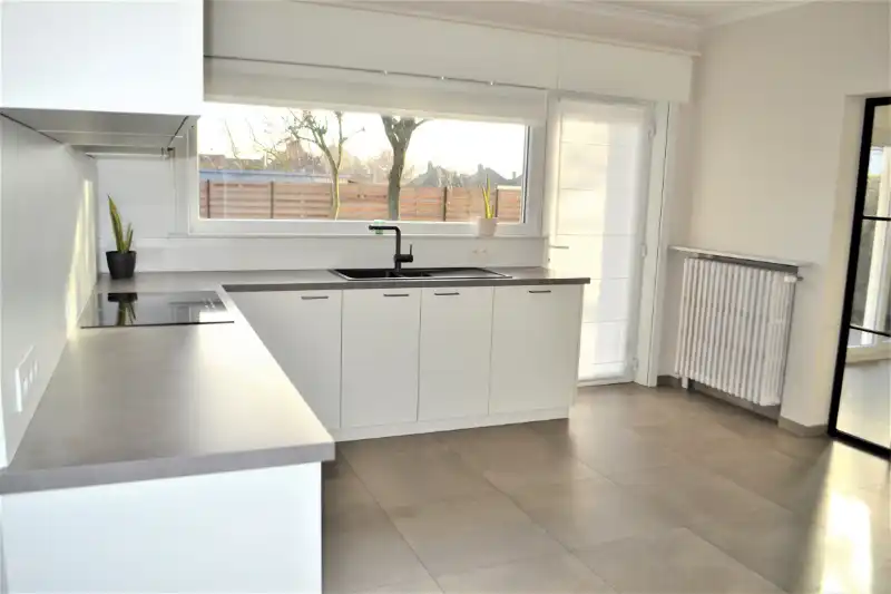 Vernieuwde woning met 4 slaapkamers foto 8