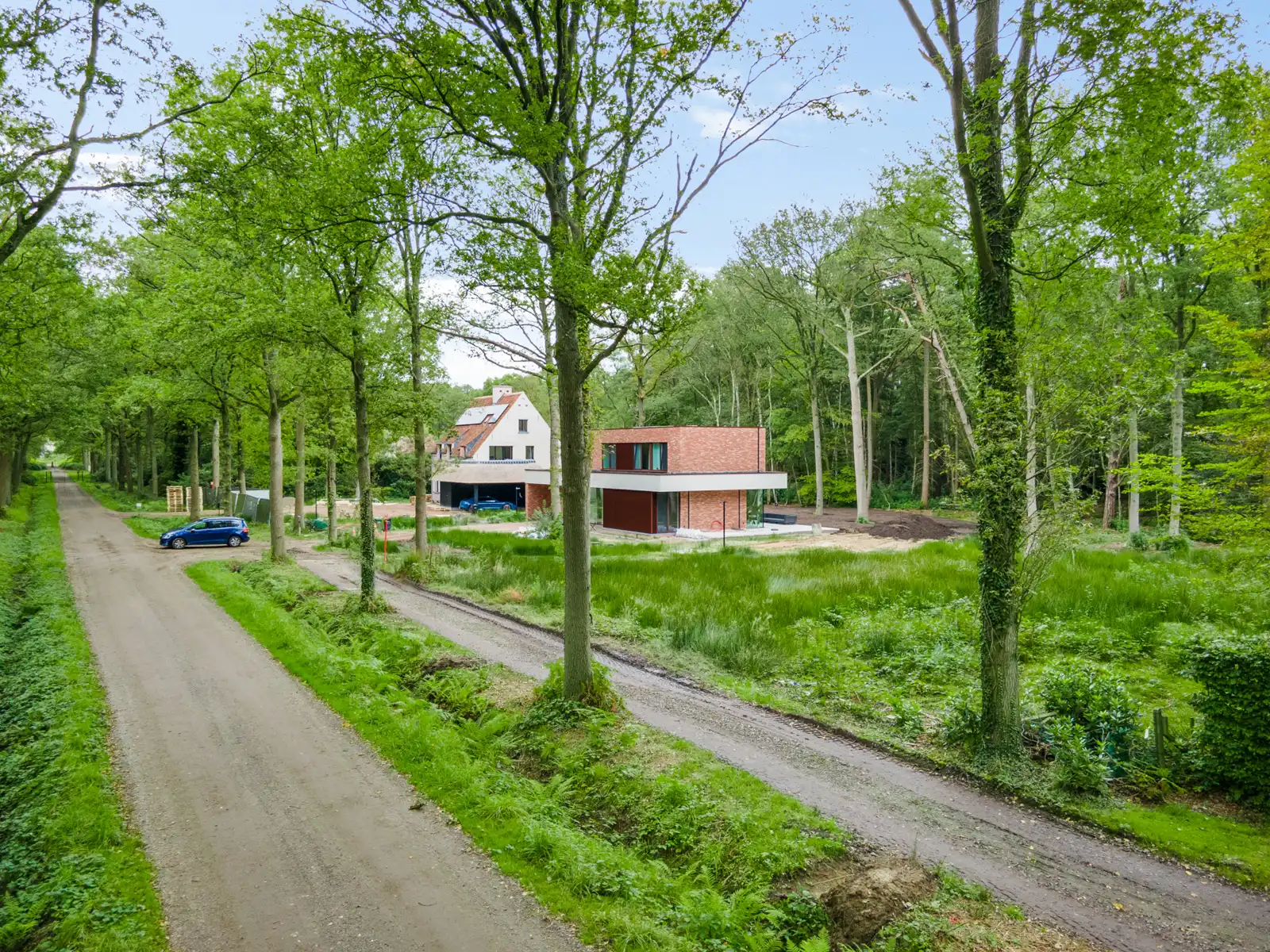 Bouwgrond van 2700 m² gelegen op een residentiële locatie. foto 3