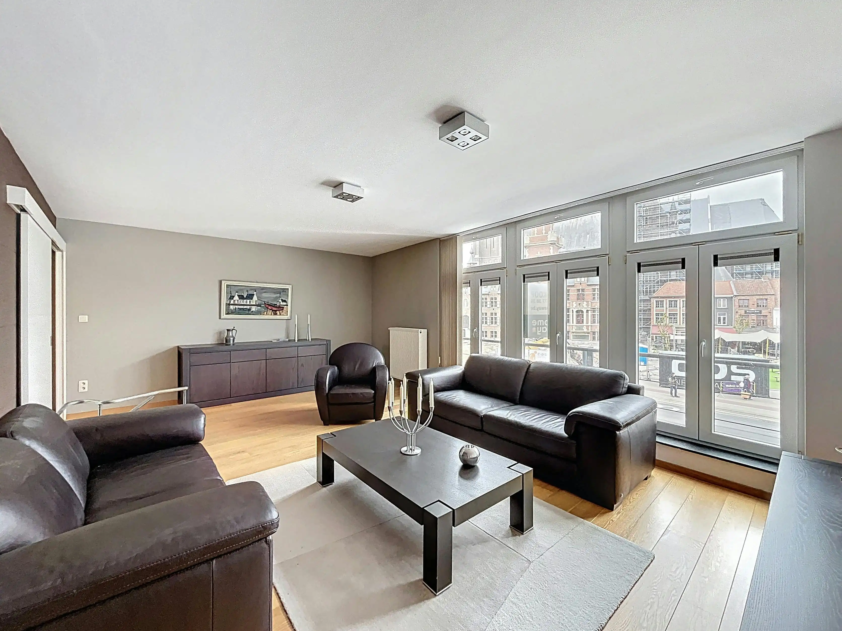 Instapklaar ruim appartement te koop aan de Markt in Eeklo  foto 2