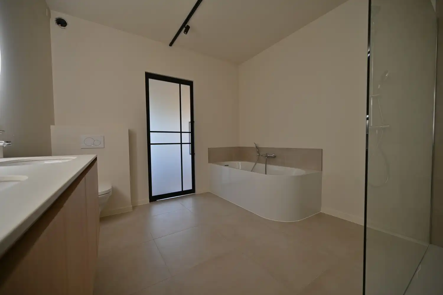 Compleet gerenoveerd appartement van 206 m² met 3 slaapkamers en 2 badkamers, gelegen aan de stadsrand van Hasselt foto 16