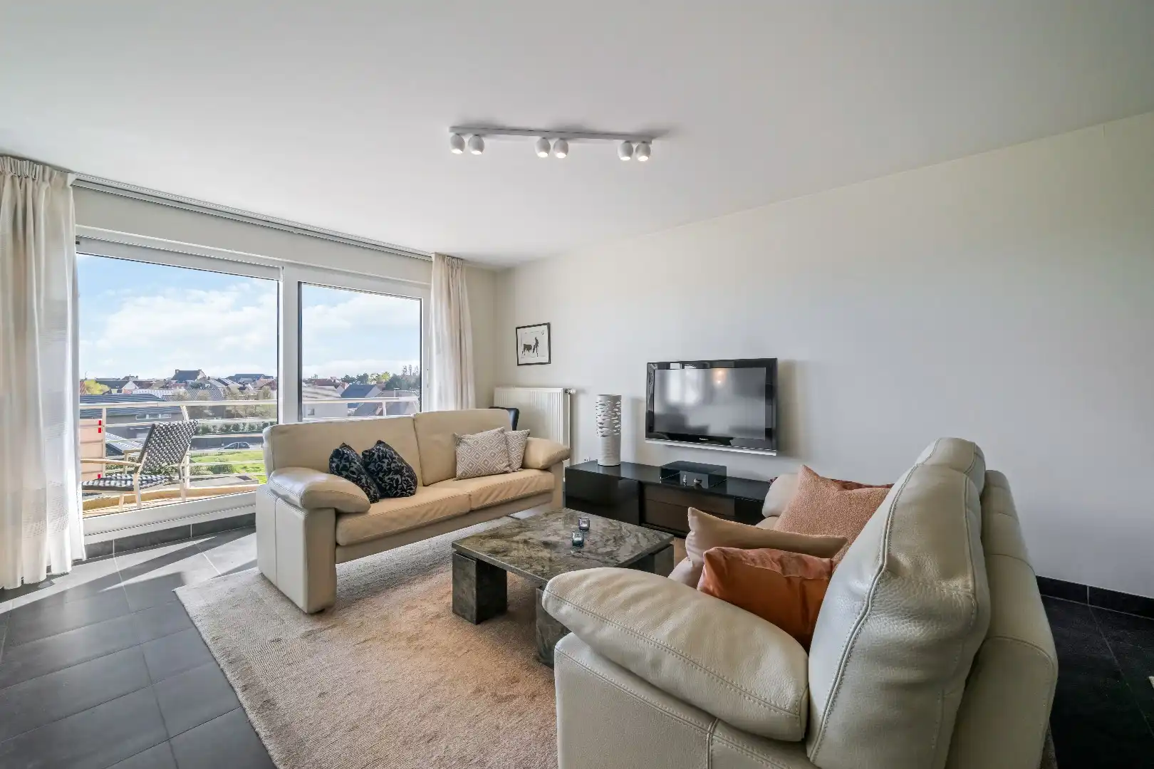 Ruim appartement + GARAGEBOX foto 3