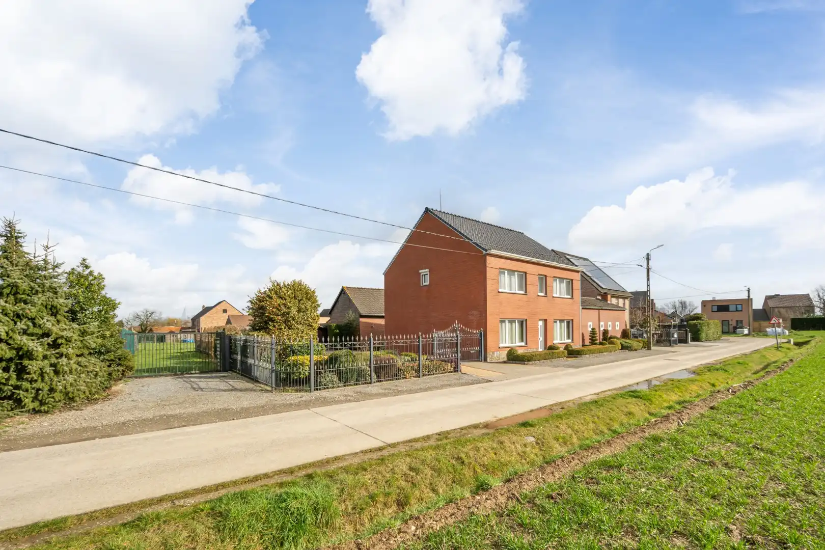 Landelijk wonen in alle rust met ruimte, charme en talloze mogelijkheden foto {{pictureIndex}}