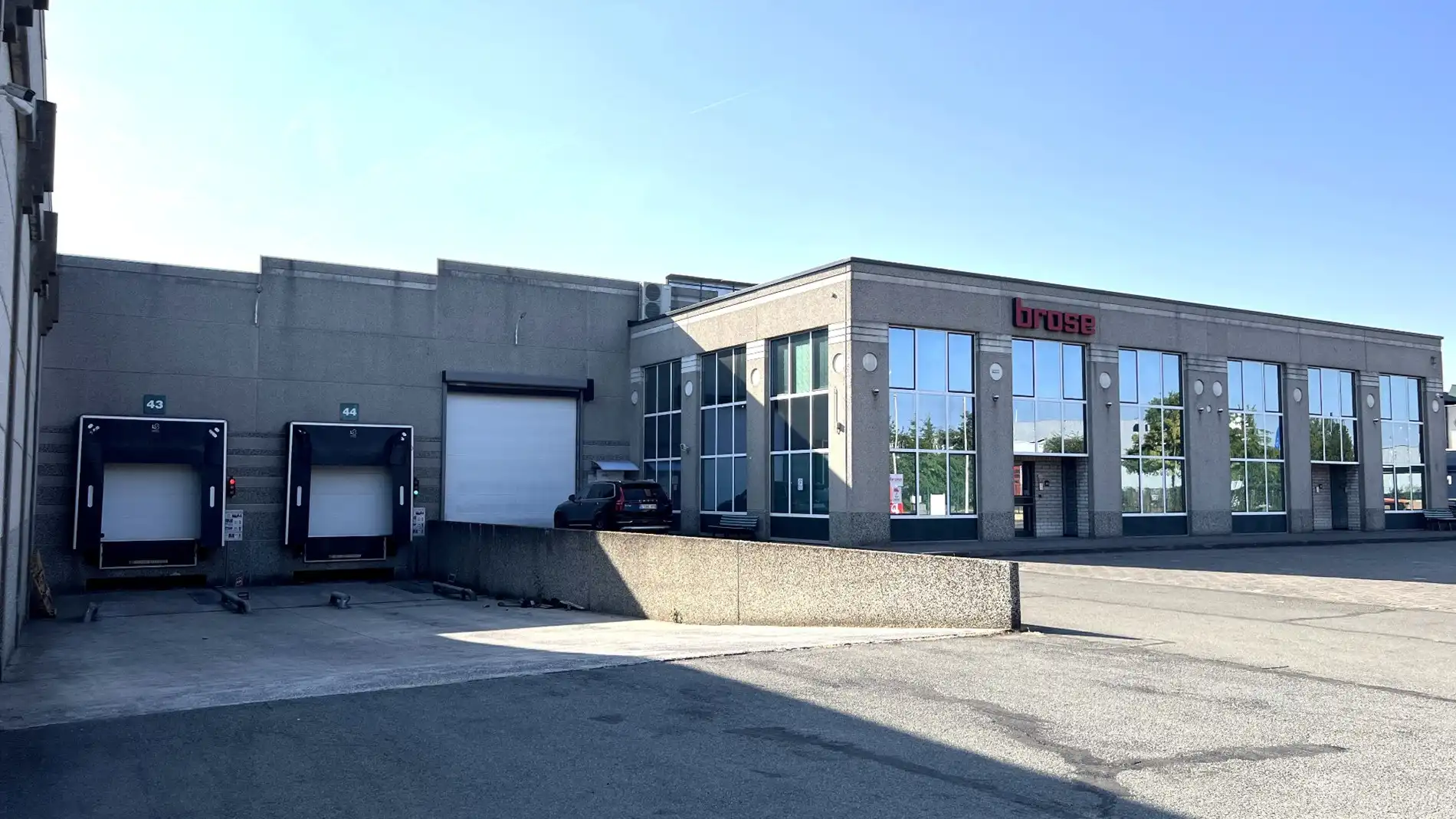 Loods met kantoren te huur in haven van Gent foto {{pictureIndex}}