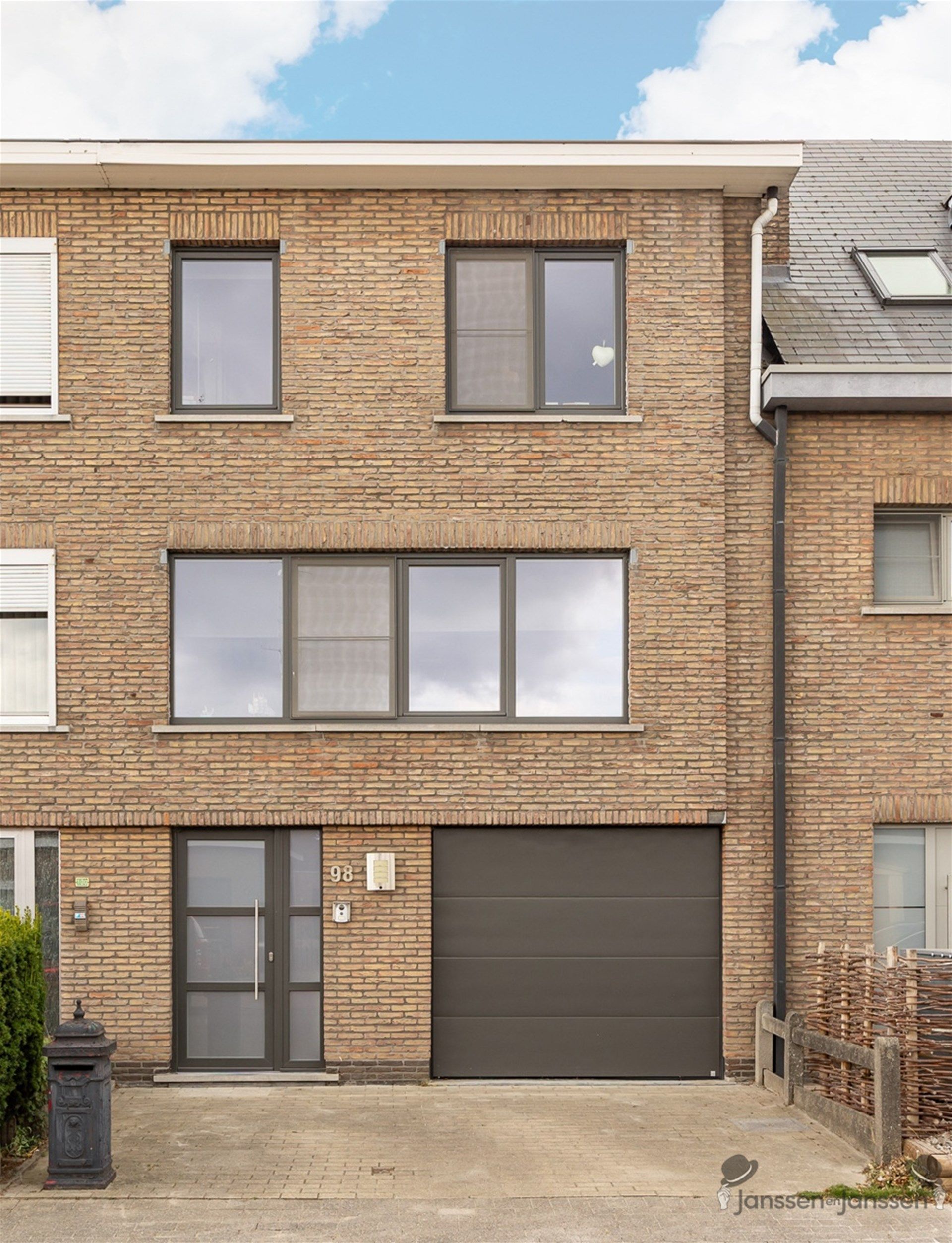 Bel-etage met 3 slaapkamers en ruime tuin foto {{pictureIndex}}