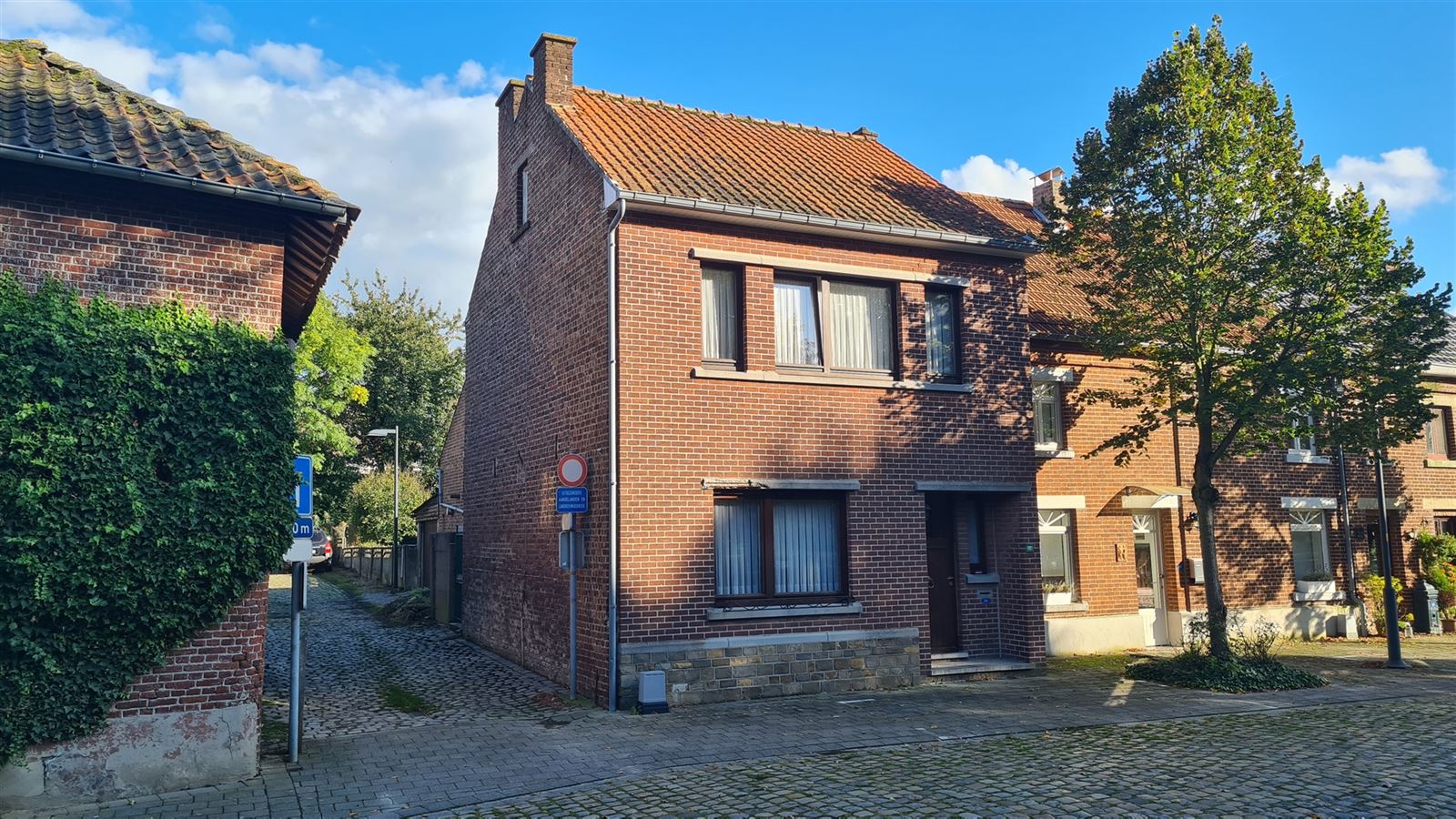 Te renoveren woning op idyllische locatie in Genoelselderen! foto 1