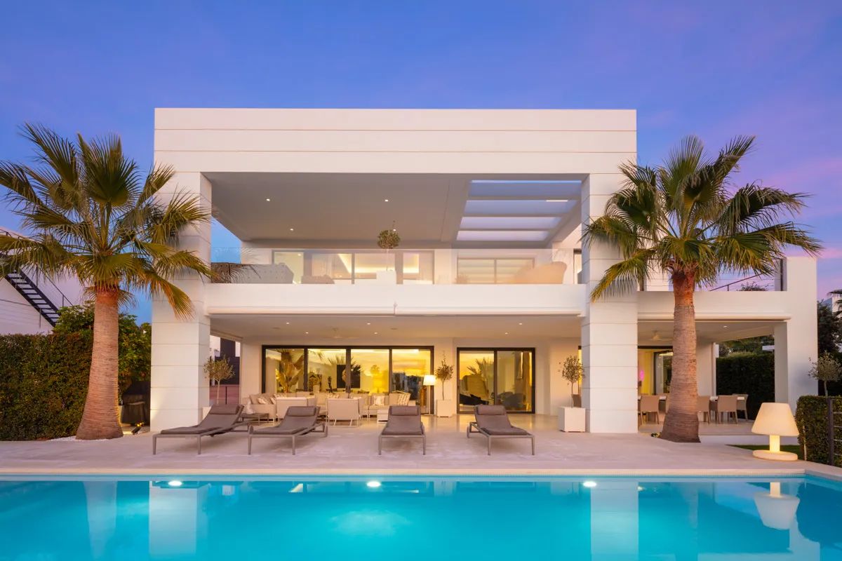 Spectaculaire villa met panoramisch uitzicht in Nueva Andalucía - luxe levensstijl in de iconische golfvallei van Marbella foto {{pictureIndex}}