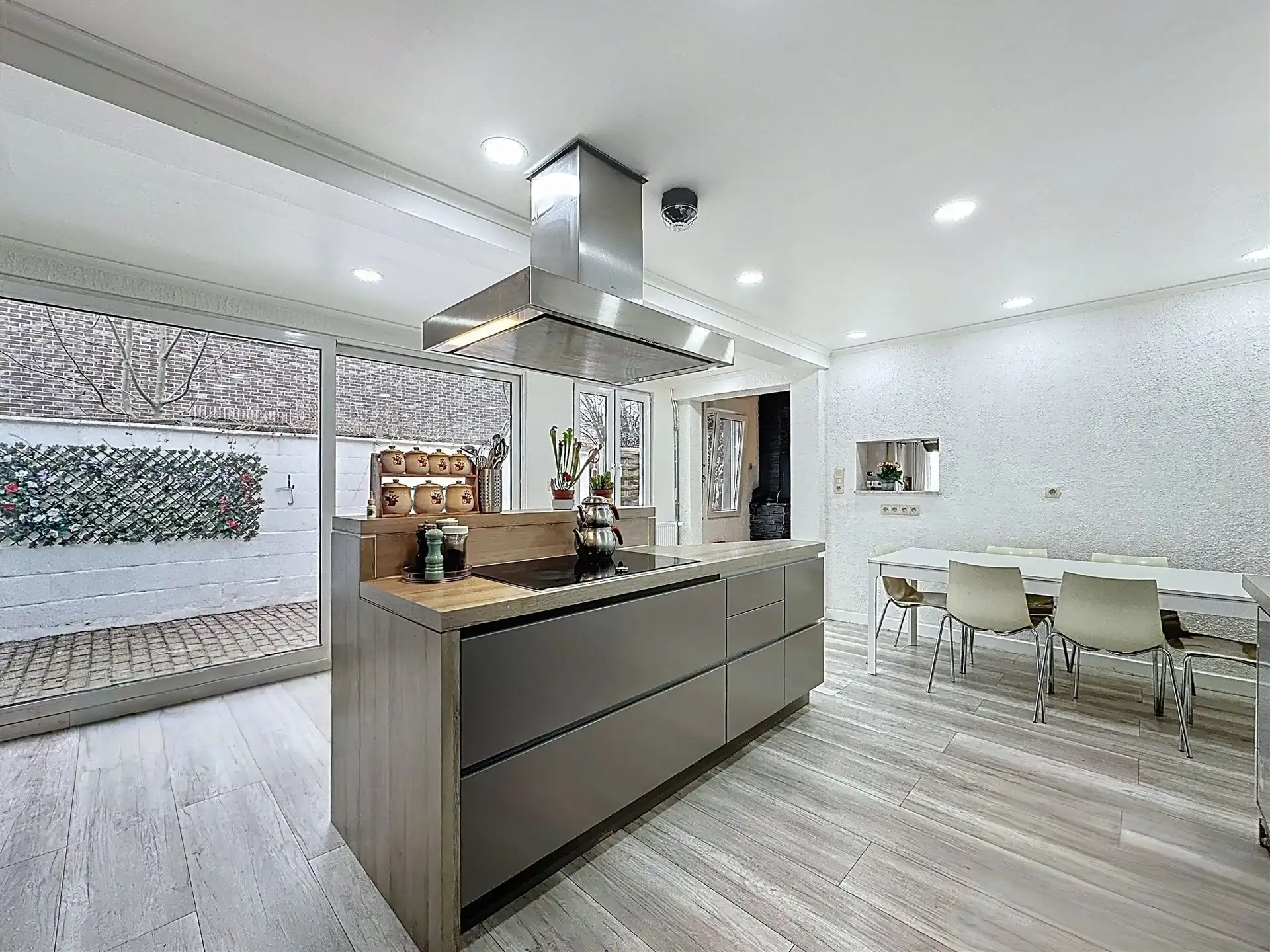 Ruime gezinswoning met 4 slaapkamers en 3 badkamers op perceel van 646m²! foto 4