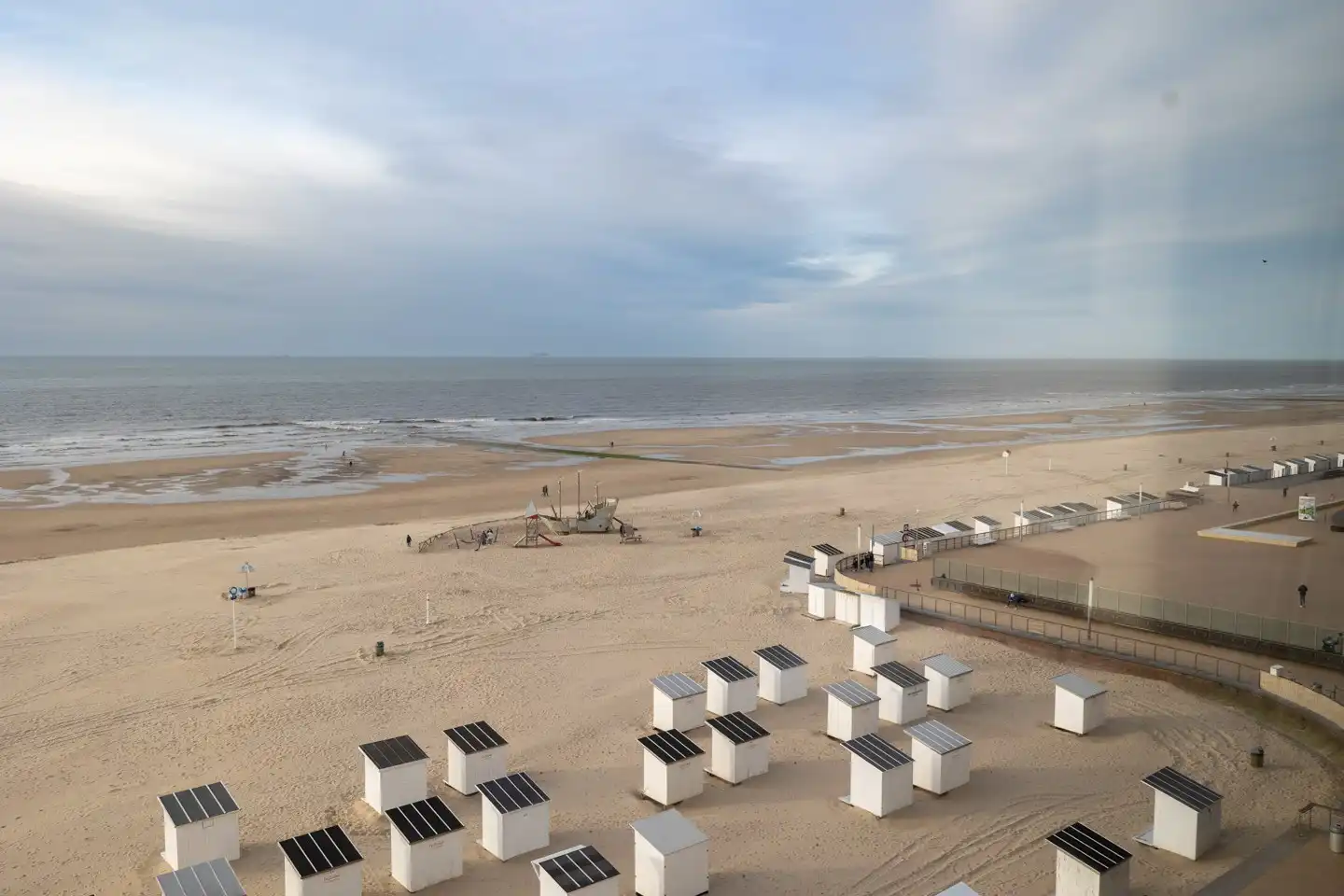 Prachtig frontaal zeezicht – volledig gerenoveerde studio op de zeedijk van Mariakerke foto 2