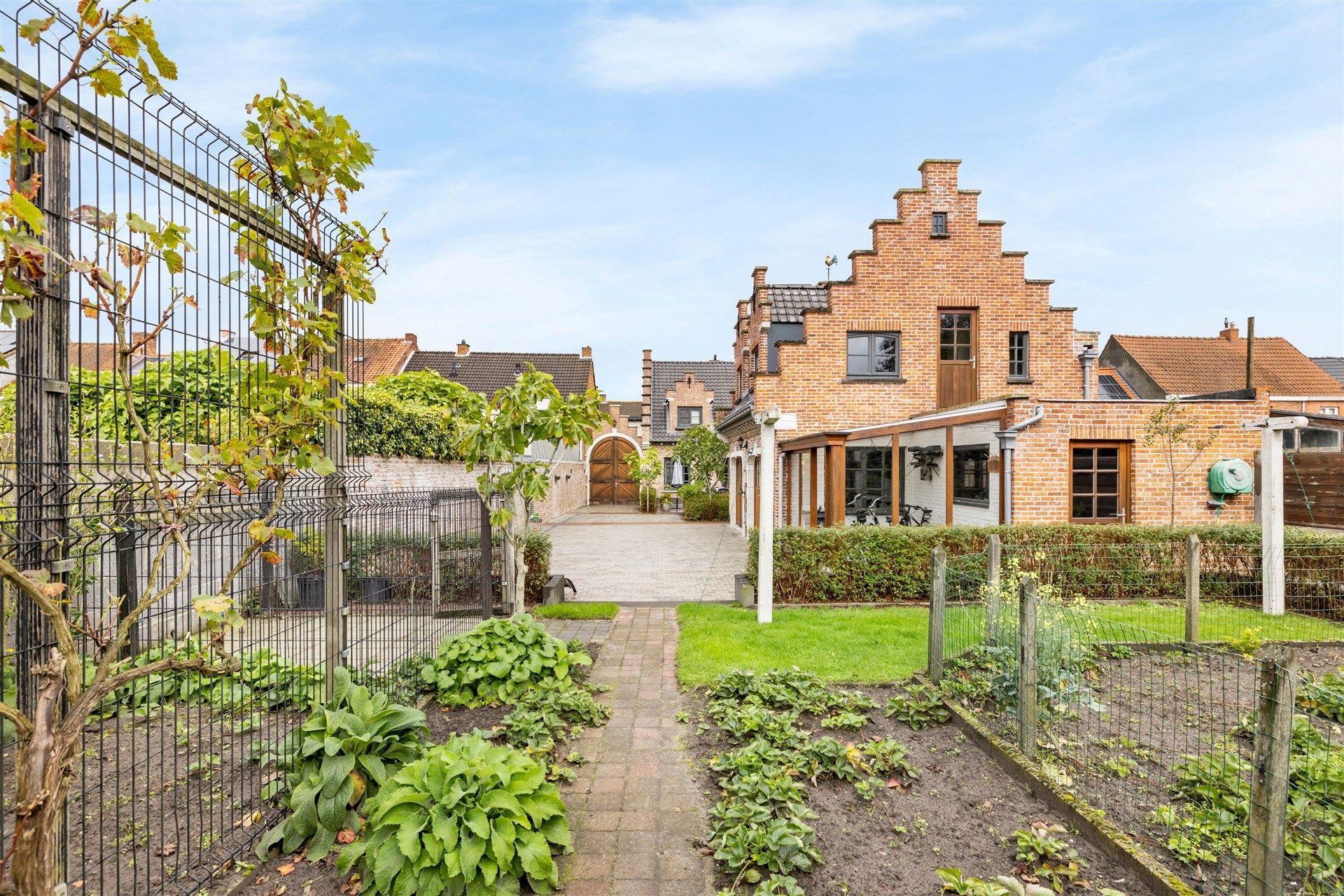 Karaktervolle gezinswoning met mooi aangelegde binnenplaats, dubbele garage en tal van mogelijkheden foto 28