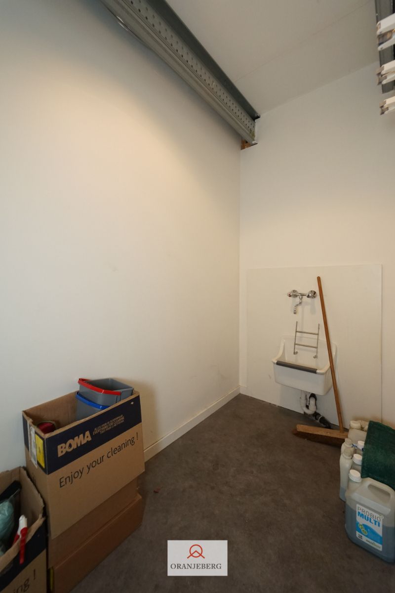 In de schaduw van de IKEA: winkel-magazijn van 750 m² +P! foto 23