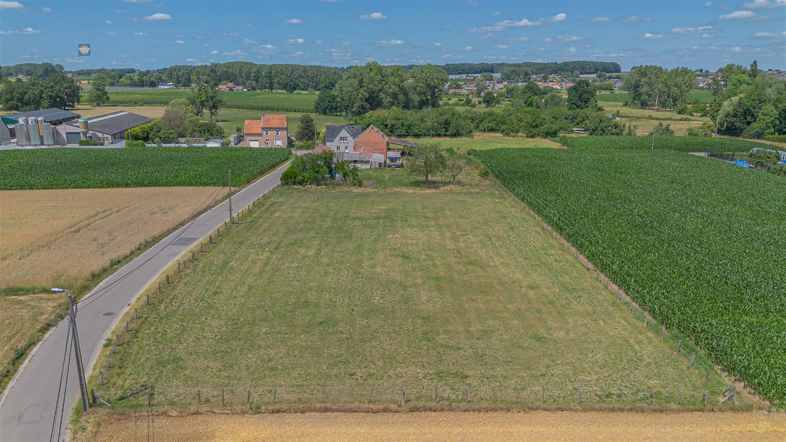 Te renoveren vierkantshoeve op toplocatie foto 8