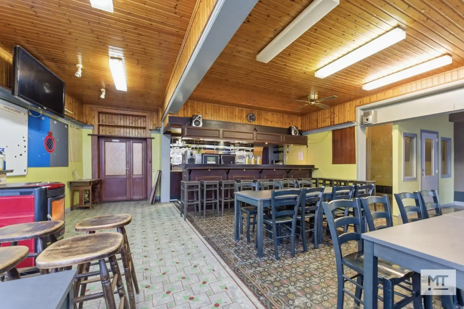 Bijzonder ruim gebouw met magazijn in de dorpskern van Zandvoorde (Zonnebeke) foto 4