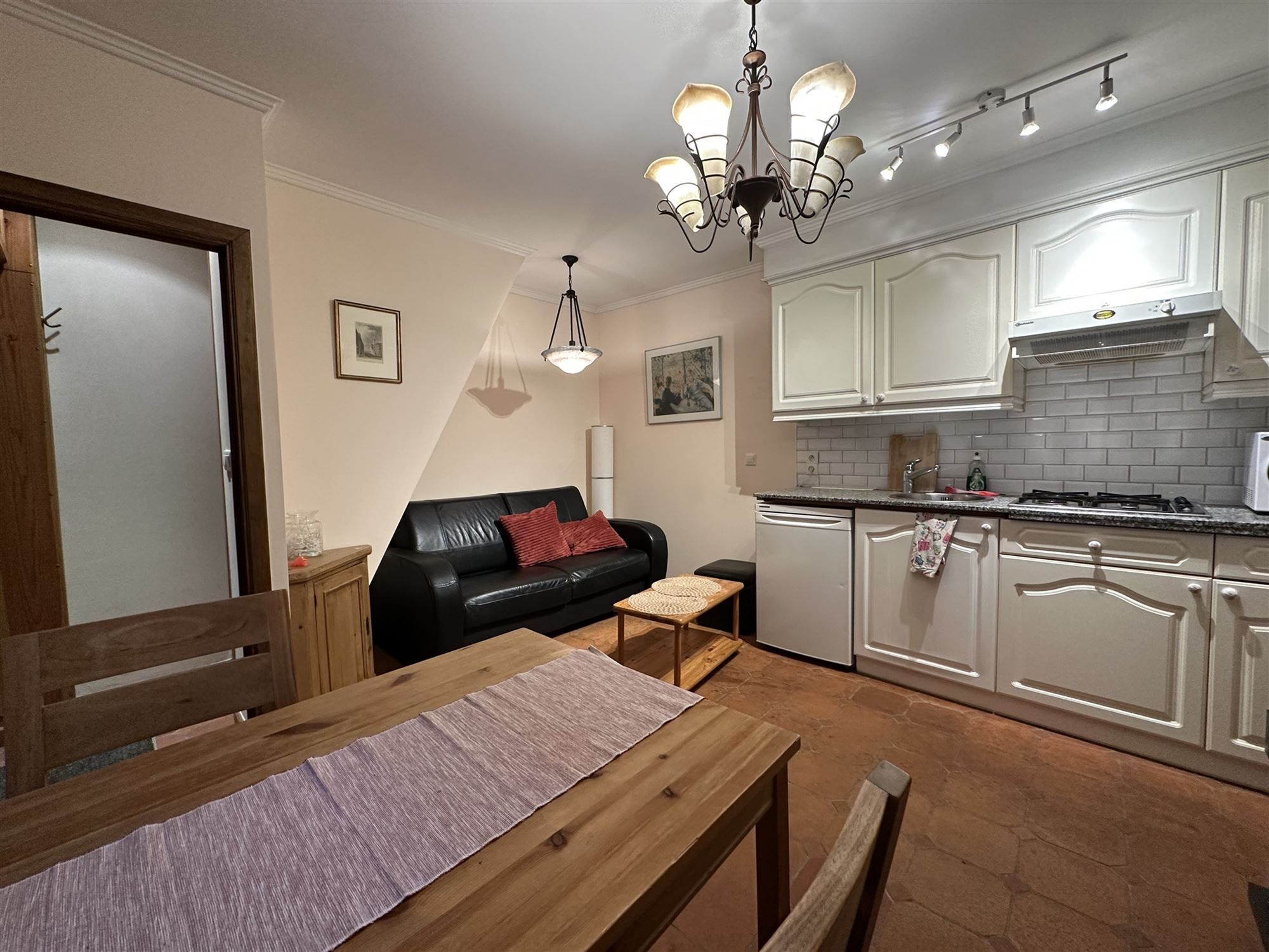 Gezellige gemeubelde arbeiderswoning op het Zuid! foto 4