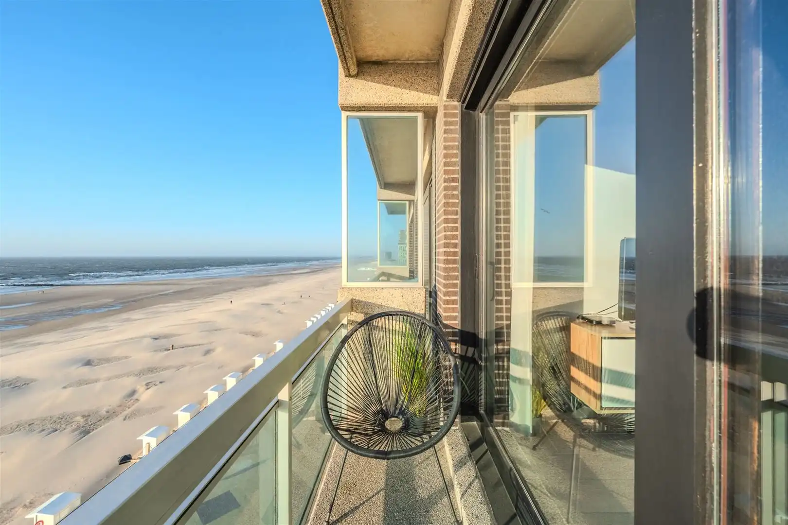 Moderne studio met frontaal zeezicht foto 21