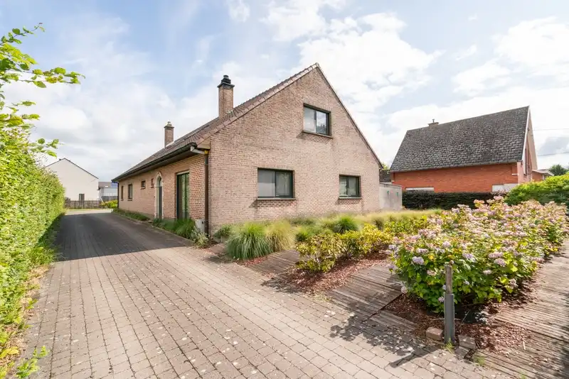 Ruime open bebouwing op 932 m² – instapklare gezinswoning met 310 m² bewoonbare oppervlakte! foto {{pictureIndex}}