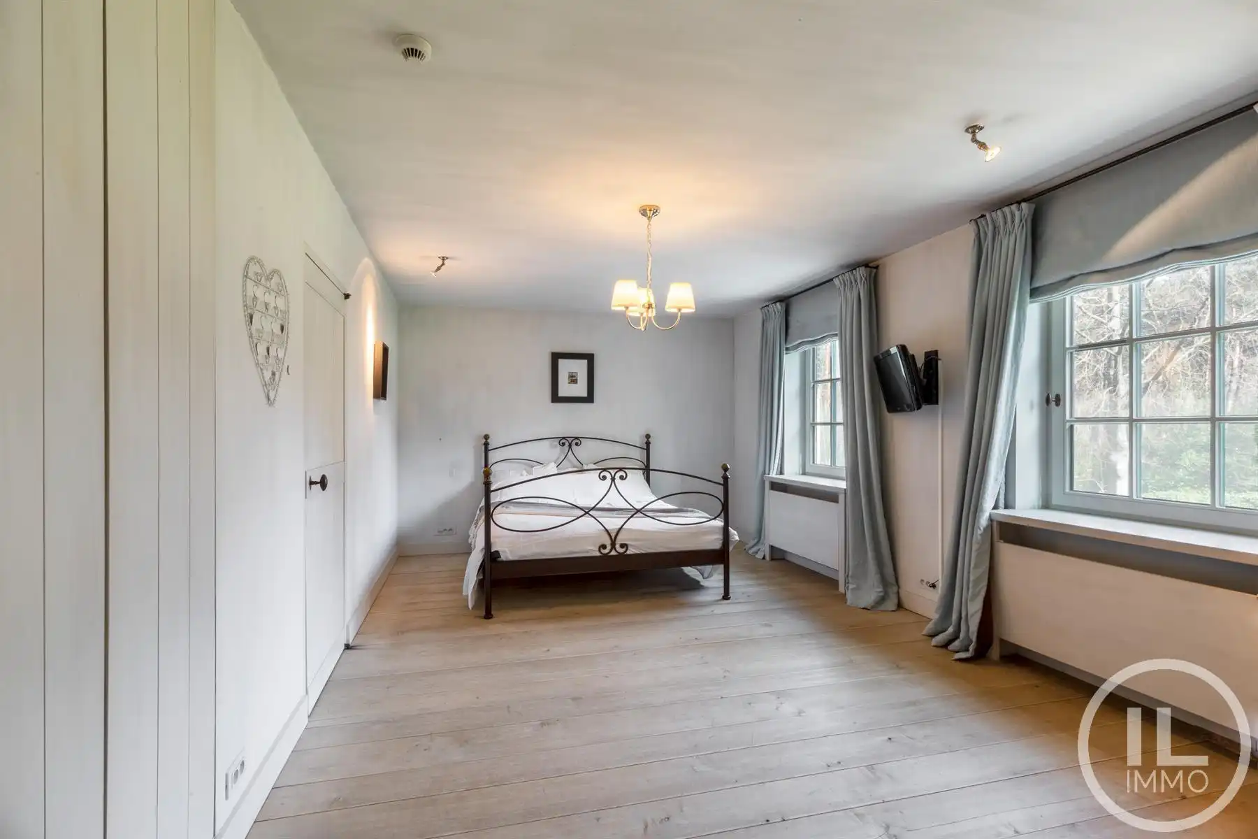 Schitterend domein van 7,7 ha met prachtige villa, zwembad, guesthouse, ruime schuur en uitgebreide paardenfaciliteiten. foto 25