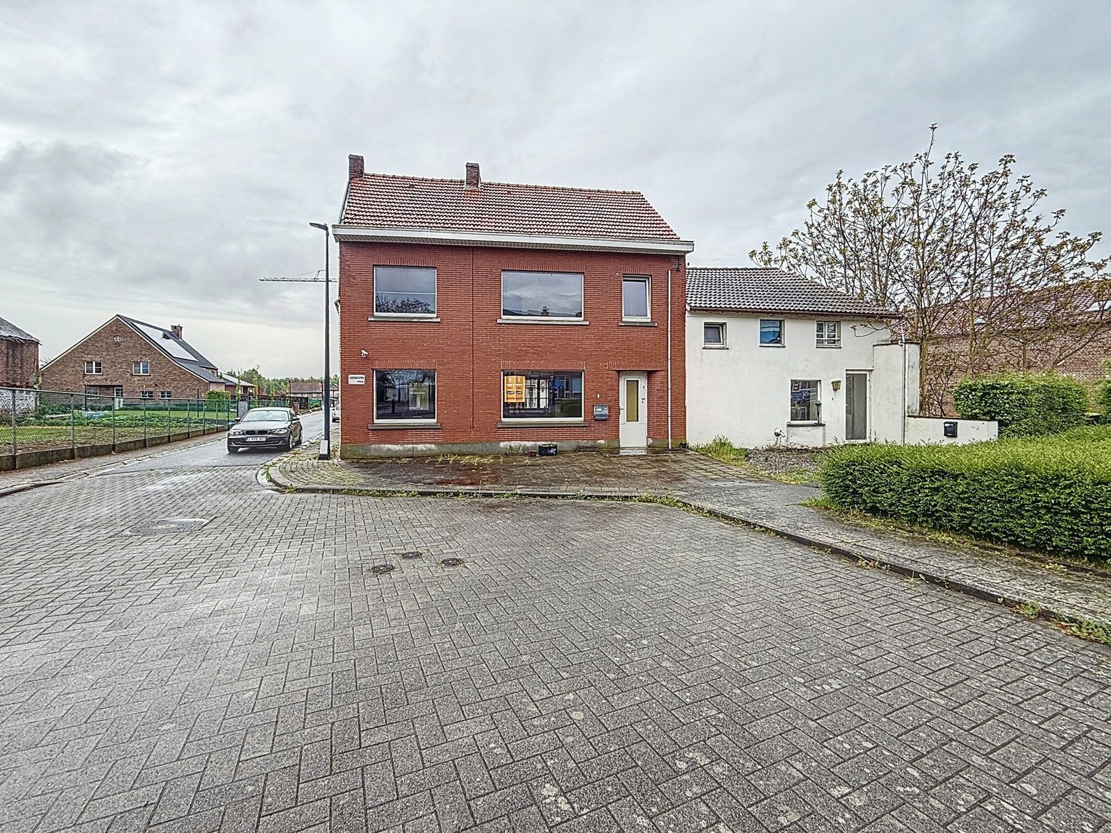 Hoofdfoto van de publicatie: Woning mét hangaars en tuin
