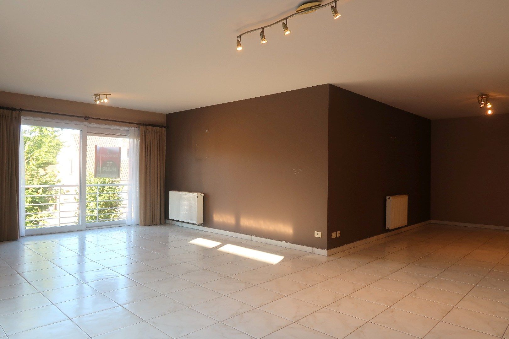 Ruim, verzorgd appartement met 2 slaapkamers en 2 terrassen in Hartje Jabbeke foto 3