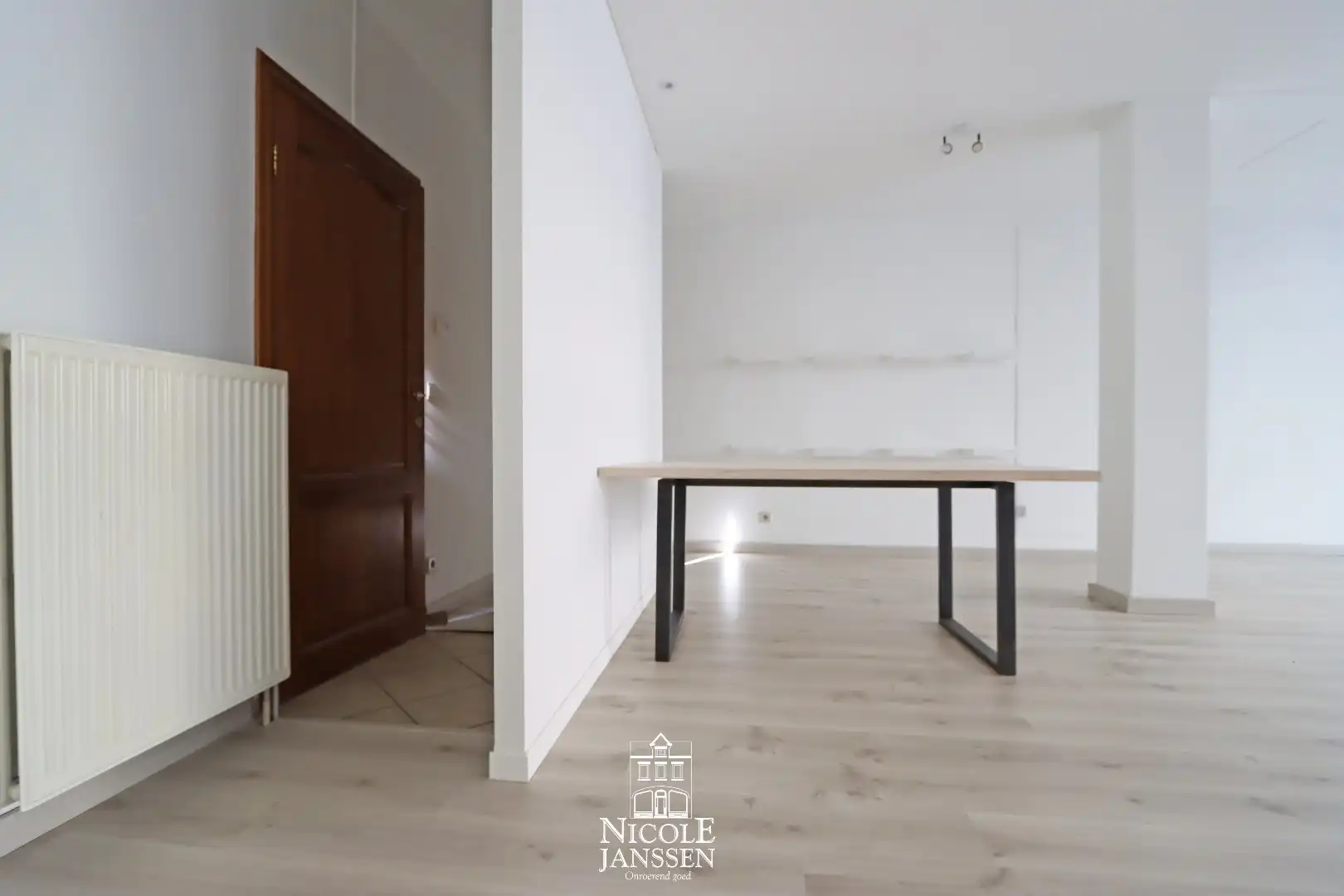 Luchtig gelijkvloers handelspand met kantoor/opslagruimte en kelder foto 7