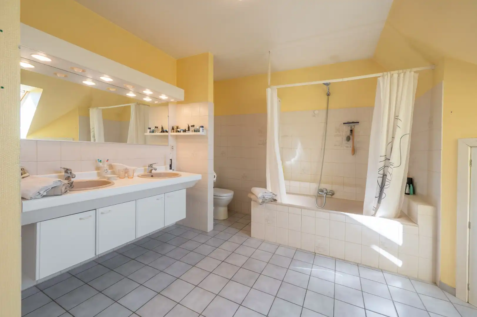 Ruime woning met 5 slaapkamers en toffe tuin! foto 12