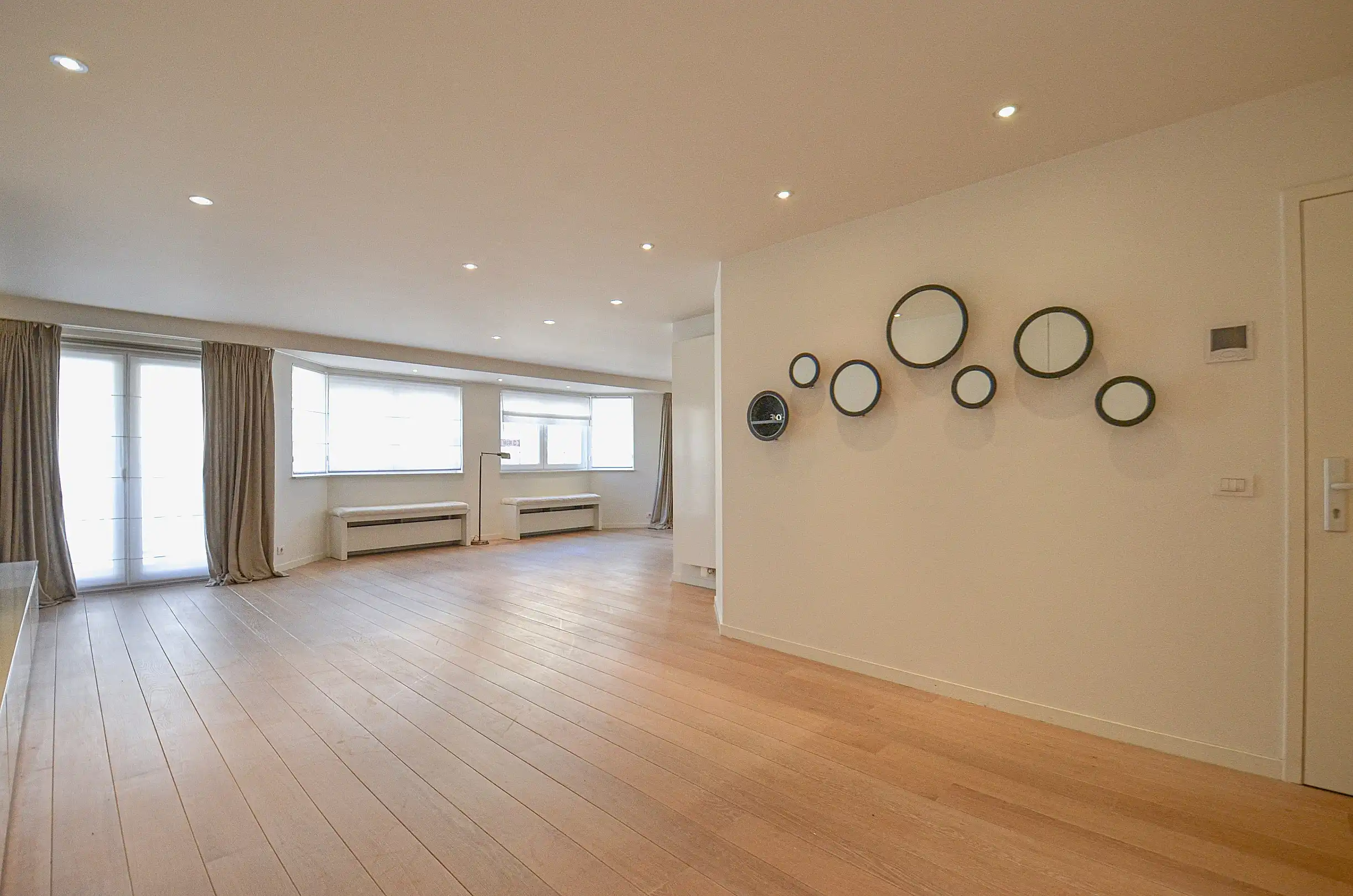 Topaanbieding – Uitzonderlijk ruim appartement gelegen in een stijlvolle residentie. foto 2