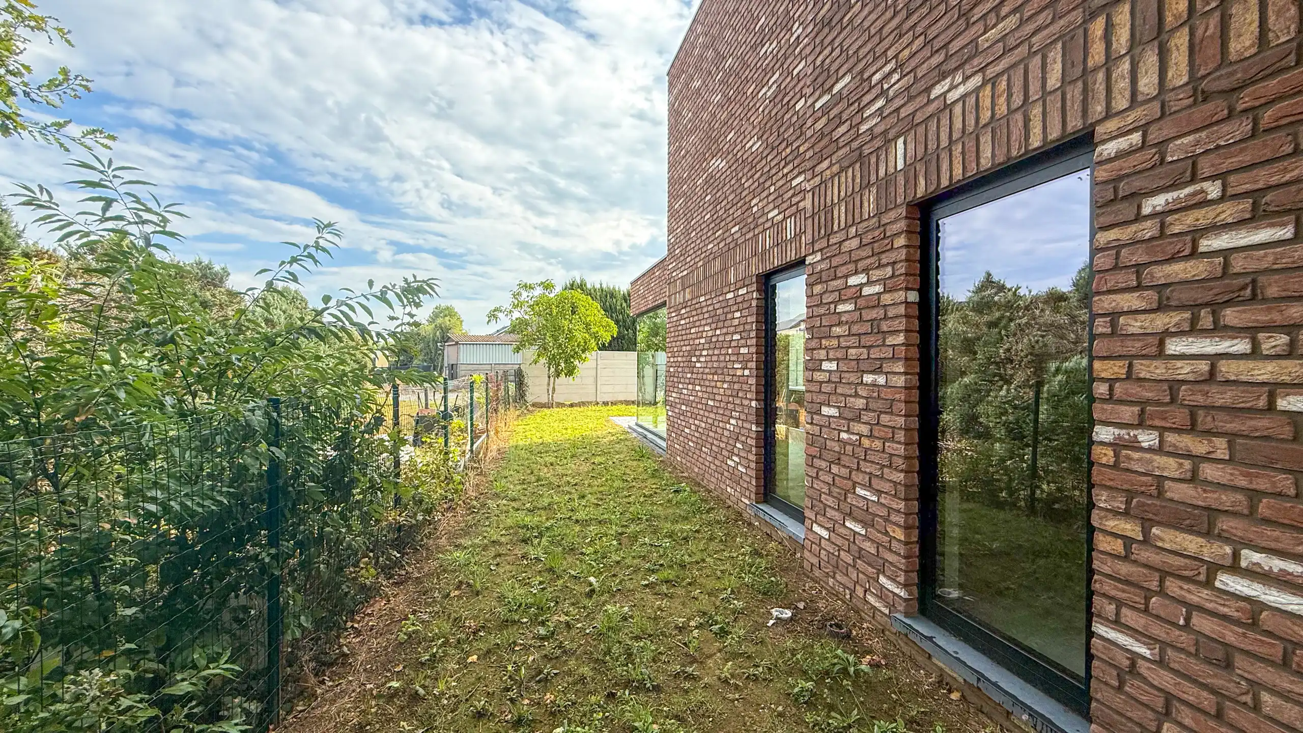 Kwalitatief afgewerkte nieuwbouwwoning op centrale ligging! foto 38