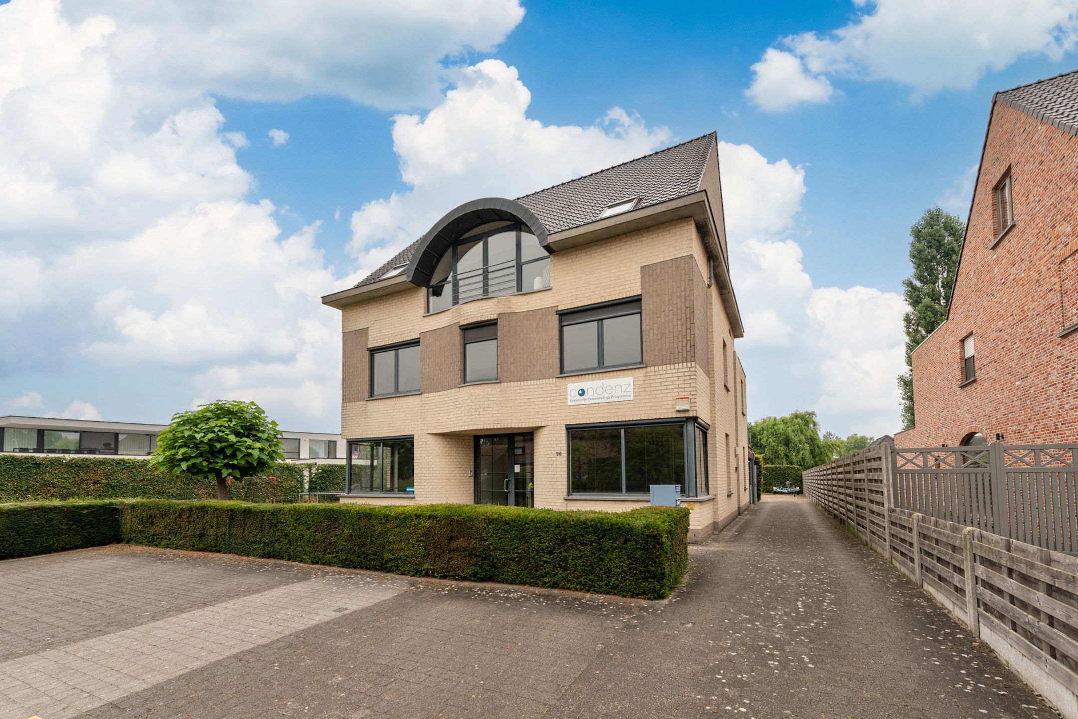 Penthouse met 1 slaapkamer en autostaanplaats te huur foto {{pictureIndex}}