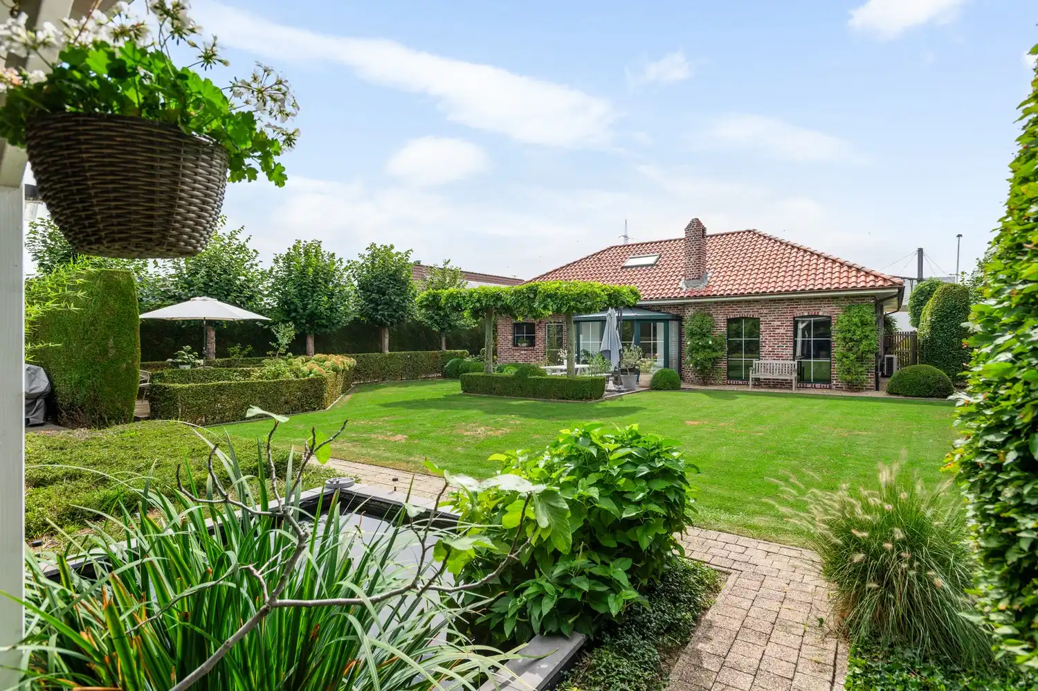 Instapklare laagbouwwoning met 3 slaapkamers & idyllische tuin te Lier foto {{pictureIndex}}