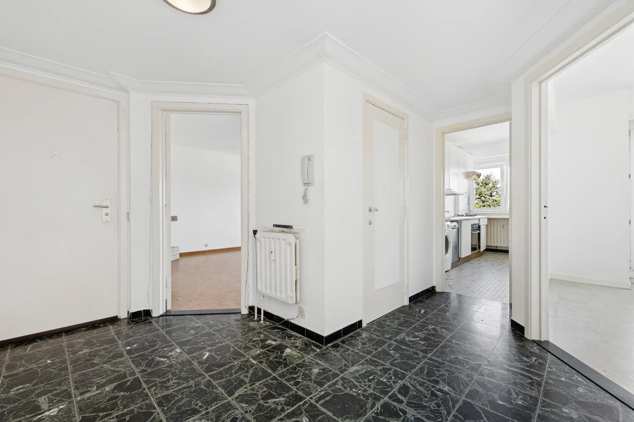 LAKEN : APT met 2 slaapkamers, terras en veel potentieel foto 7