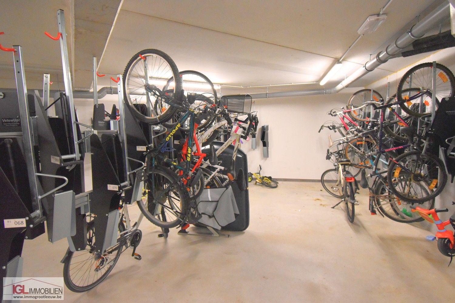 Recente 1 kamer appartement met terras en staanplaats. foto 13