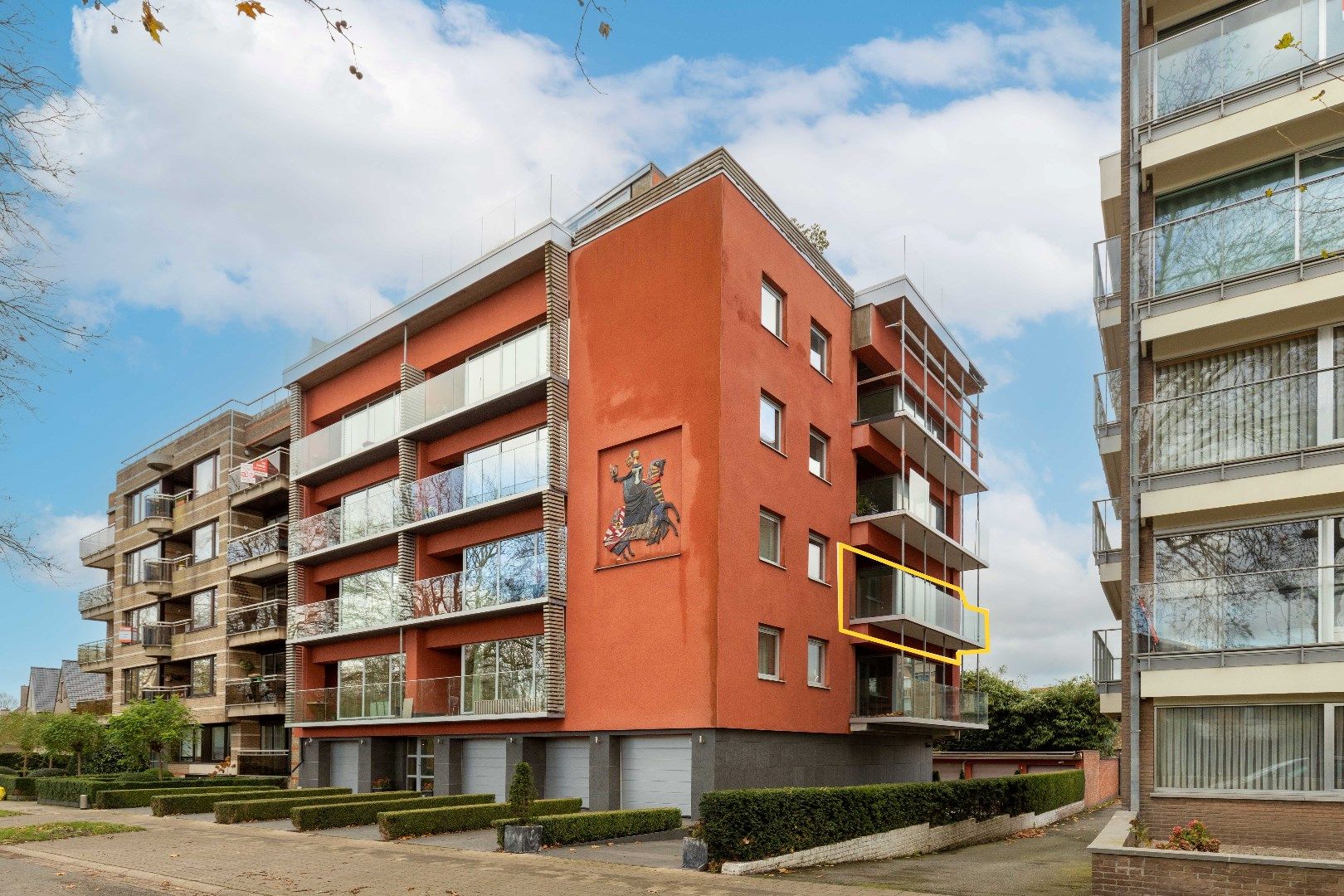 Duurzaam en super energiezuinig gerenoveerd appartement met zicht op het water, terras en garage in de aller beste buurt: Kristus-Koning! foto {{pictureIndex}}