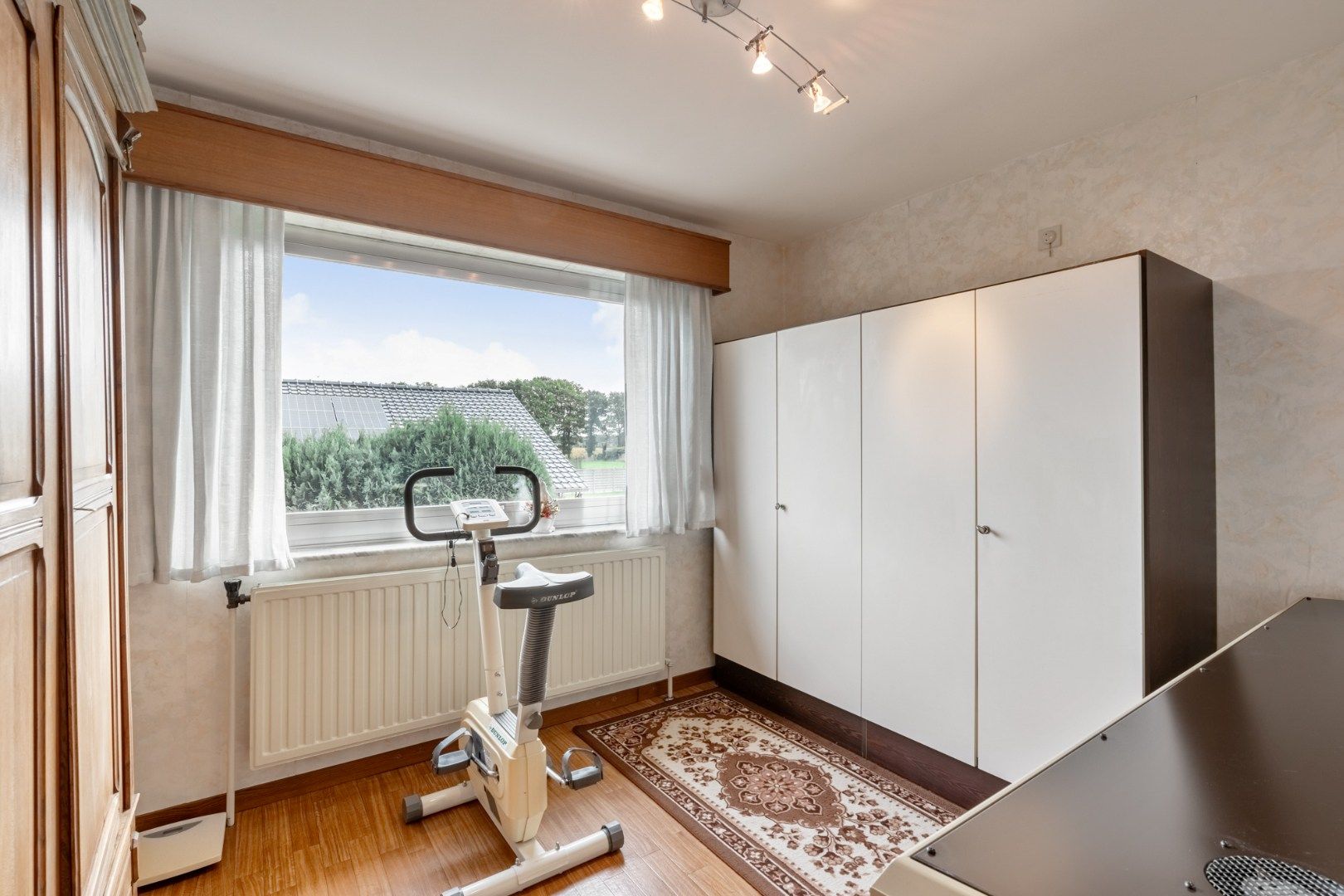 Goed onderhouden split-levelgezinswoning met paardenstallen op een riant perceel van maar liefst 68a79ca!  foto 24