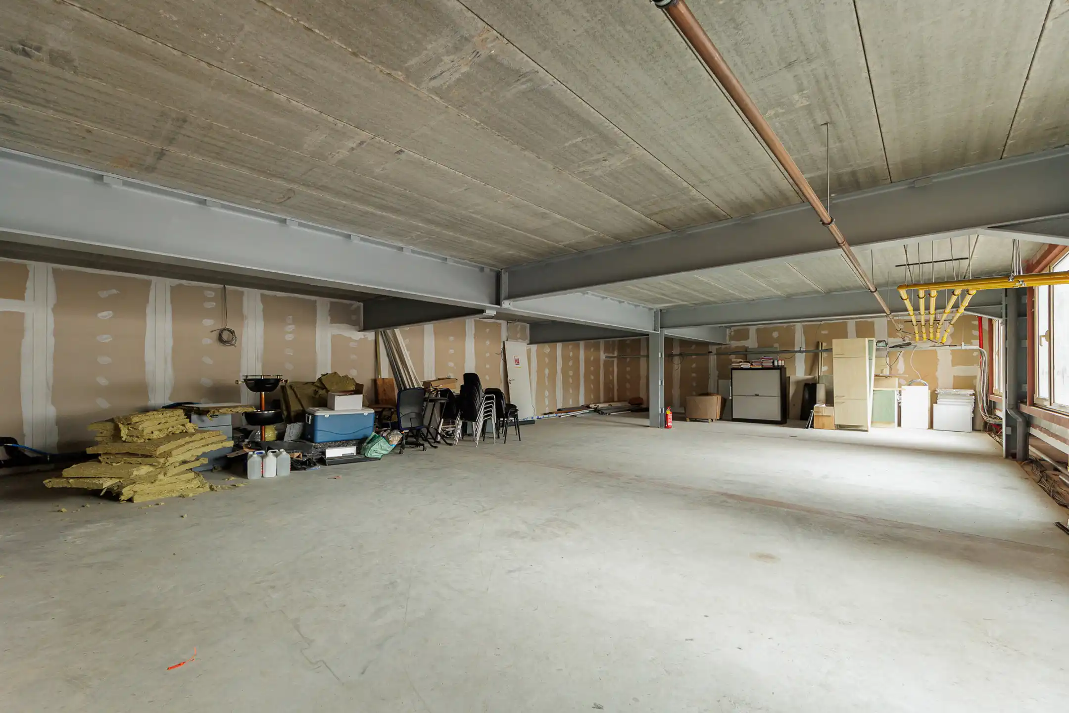 Ruime polyvalente ruimte van 143 m² op strategische locatie foto 3
