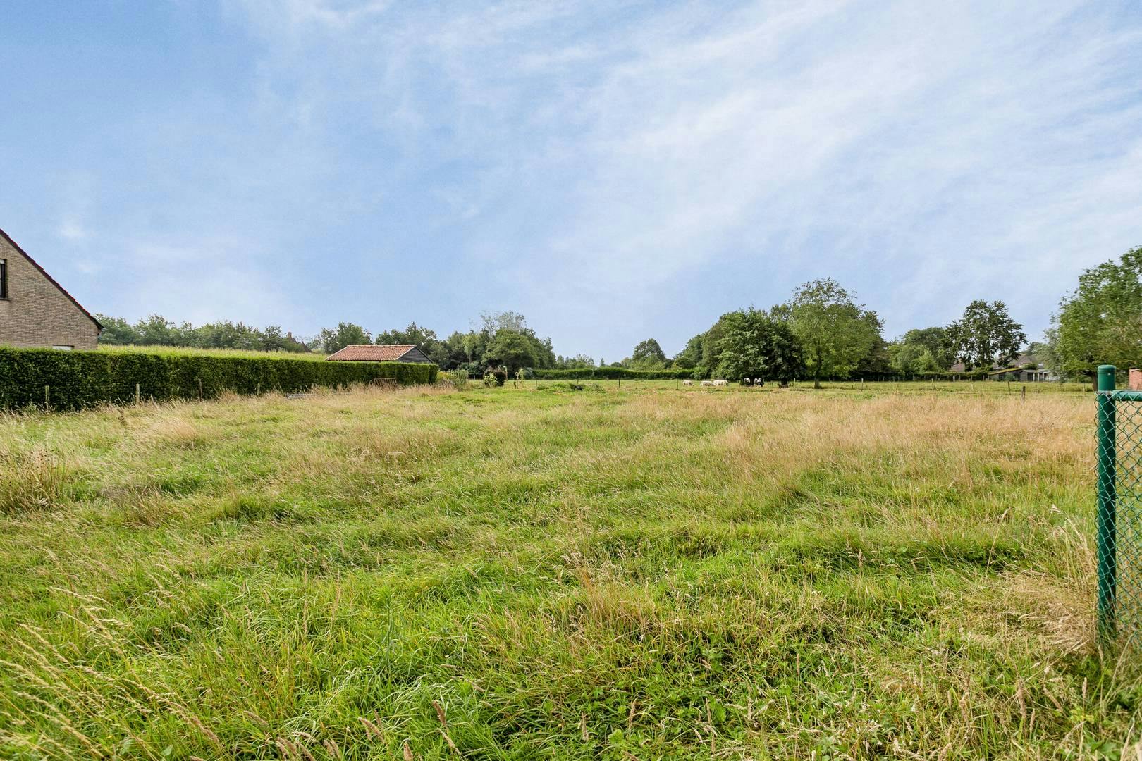 Bouwgrond (1.297m²) te koop voor halfopen bebouwing te Sijsele (Damme) foto 2