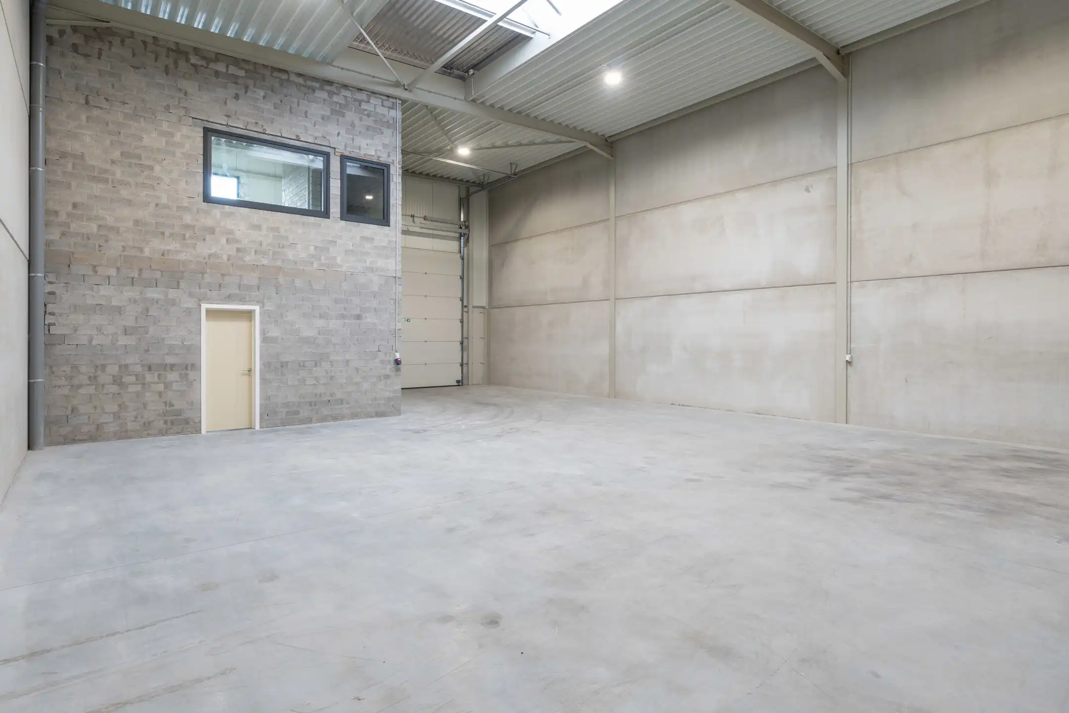 KMO-unit van 180m² met kantoorruimte en autostaanplaats foto 4